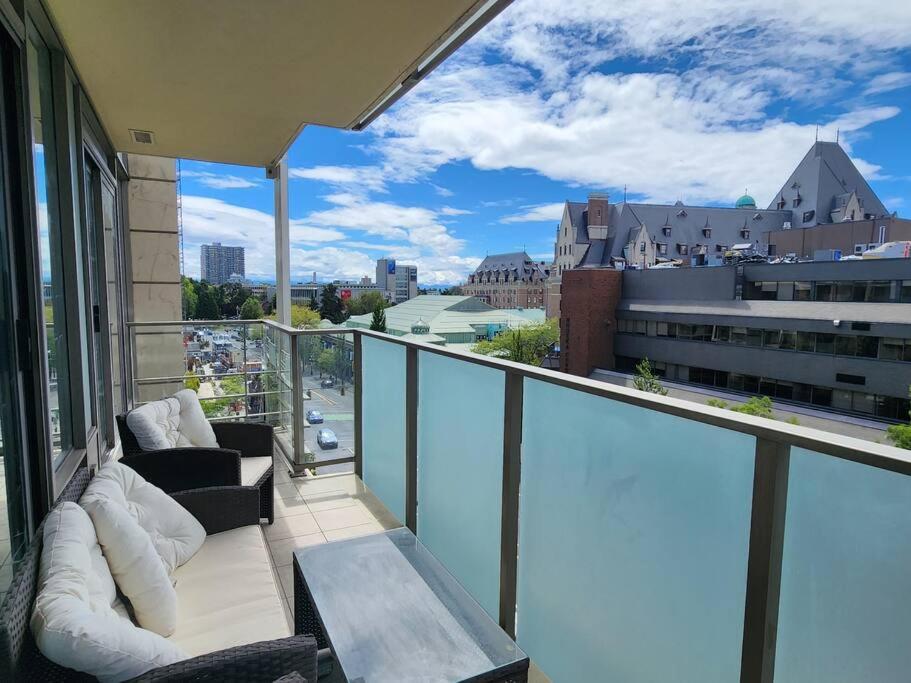 Luxury Downtown 2 Bedroom Condo with Pool!