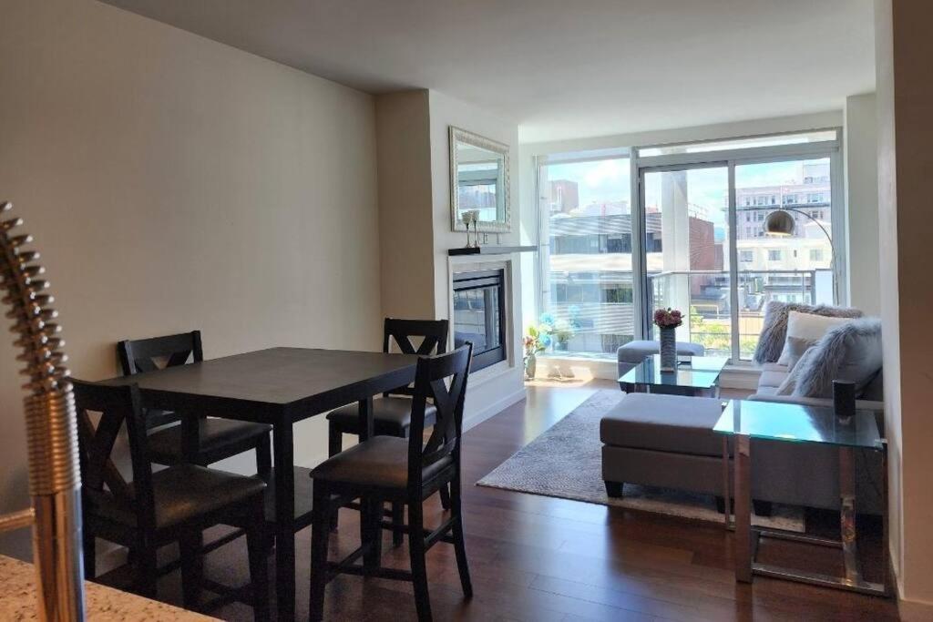 Luxury Downtown 2 Bedroom Condo with Pool!