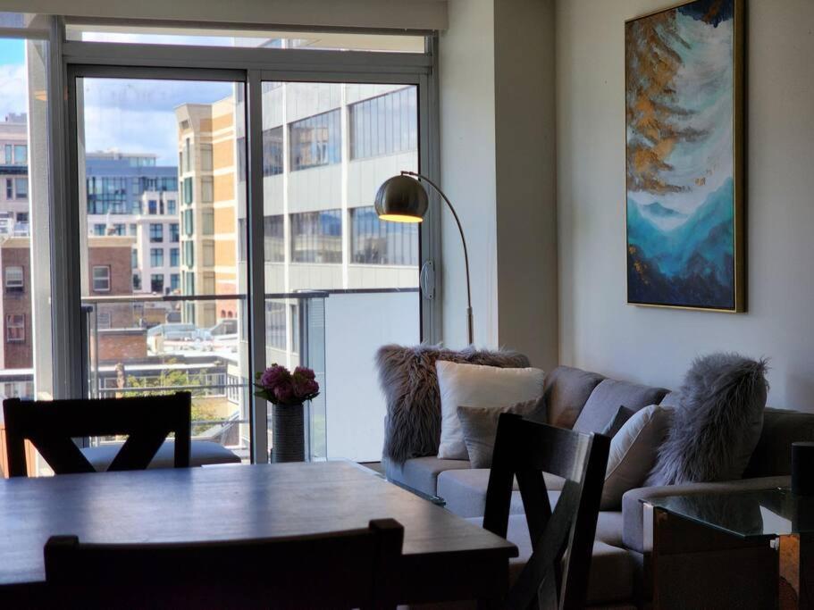 Luxury Downtown 2 Bedroom Condo with Pool!