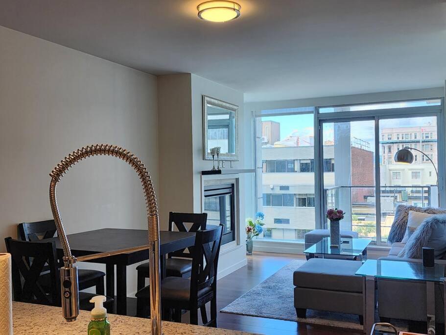 Luxury Downtown 2 Bedroom Condo with Pool!