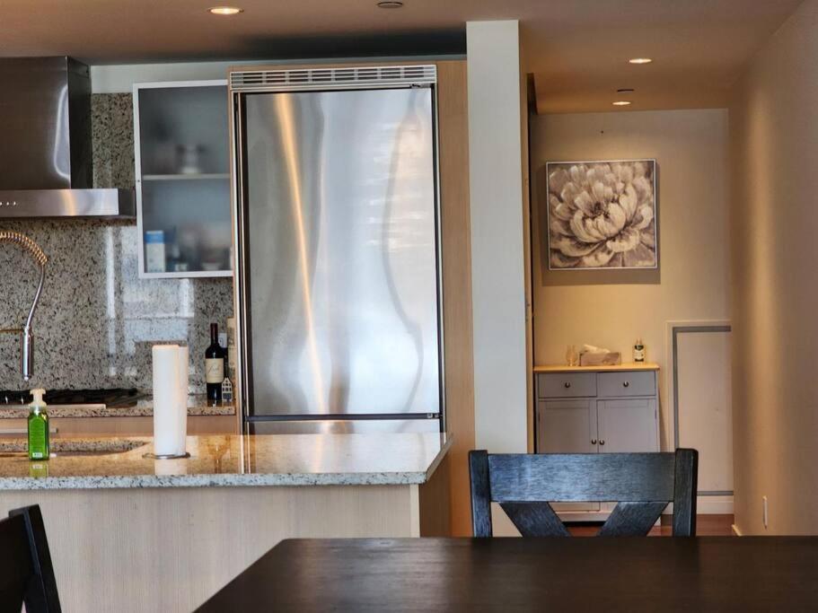 Luxury Downtown 2 Bedroom Condo with Pool!