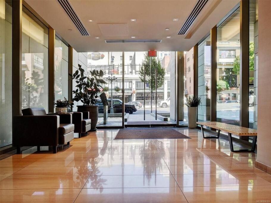 Luxury Downtown 2 Bedroom Condo with Pool!