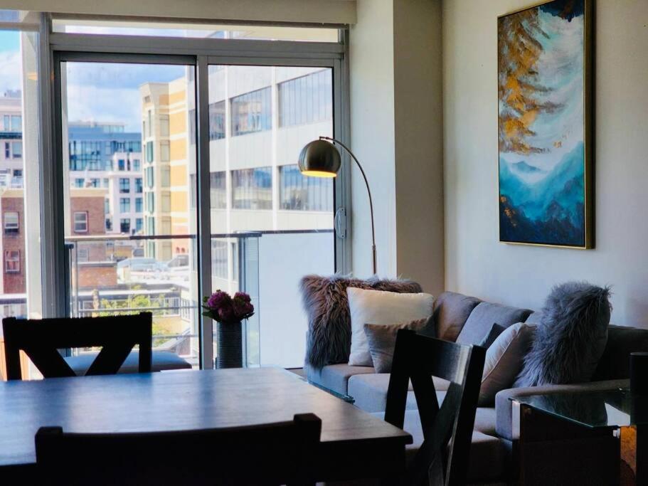 Luxury Downtown 2 Bedroom Condo with Pool!