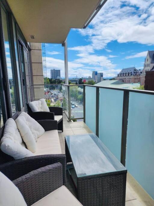 Luxury Downtown 2 Bedroom Condo with Pool!