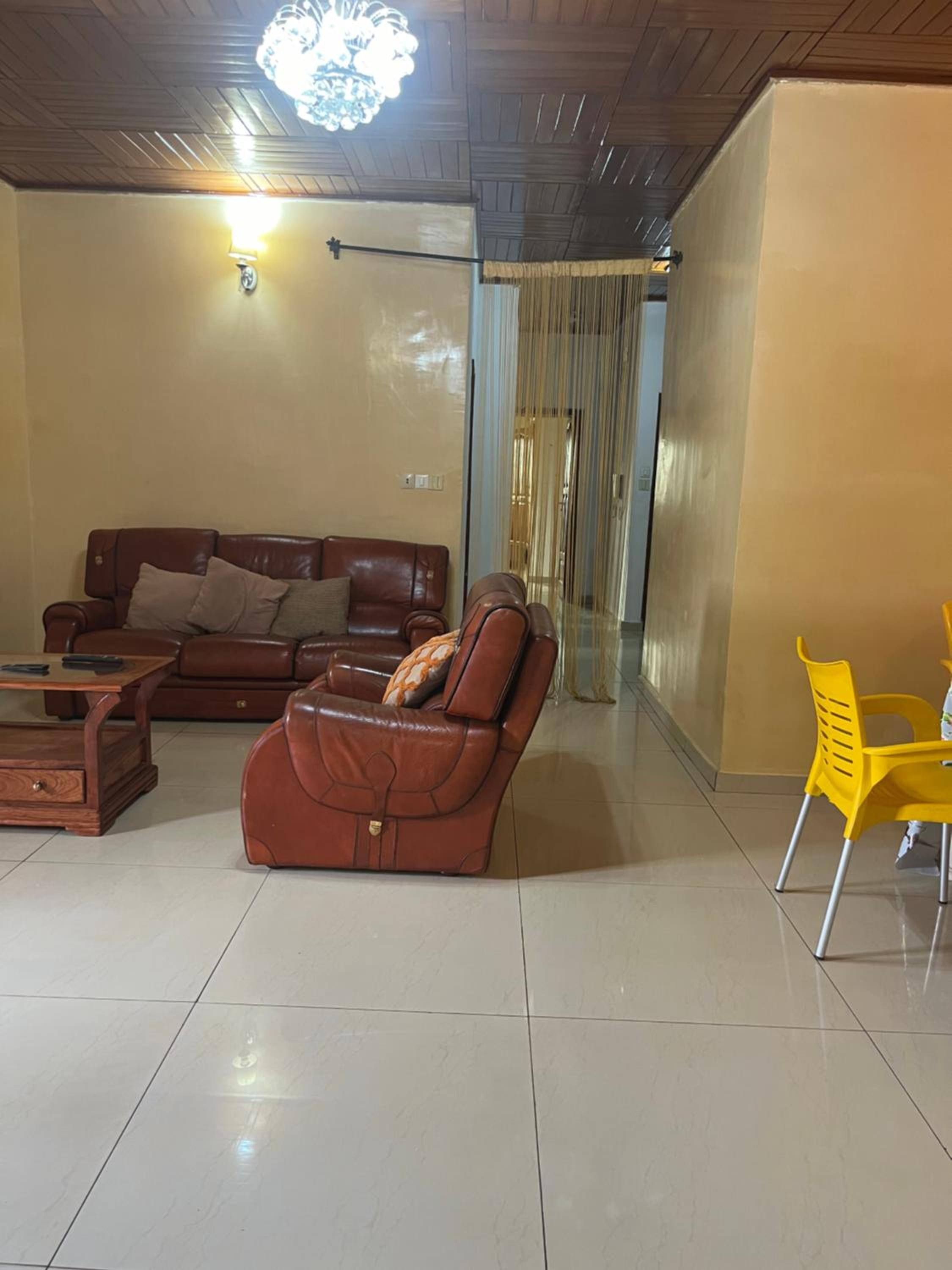 Appartement moderne de 120m2 , doté de caméras de surveying et situé à MAETUR NKOMO, un quartier résidentiel