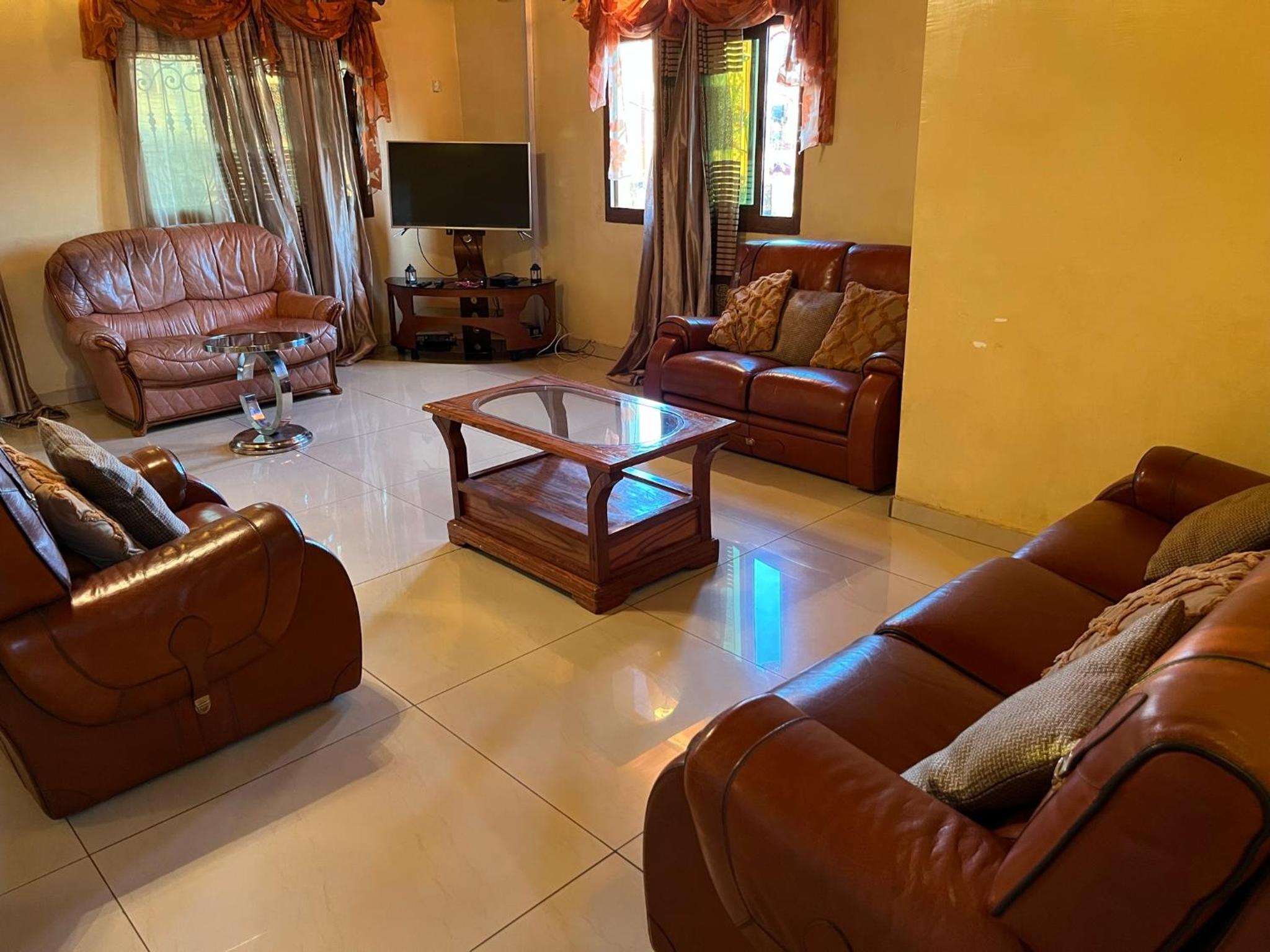 Appartement moderne de 120m2 , doté de caméras de surveying et situé à MAETUR NKOMO, un quartier résidentiel