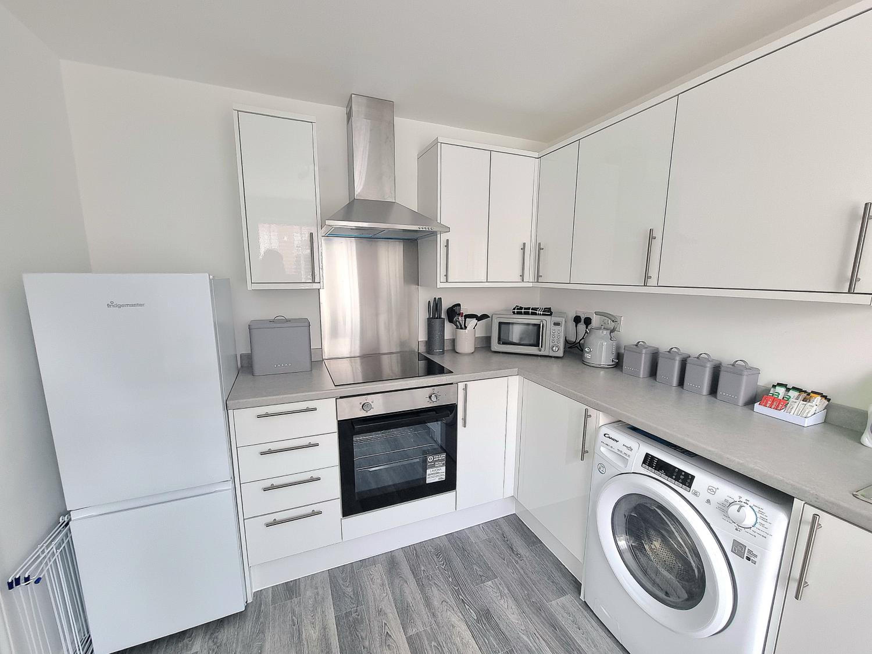 Stylish Spacious 4 Bed Townhouse near station with Parking & High Speed WiFi view 2