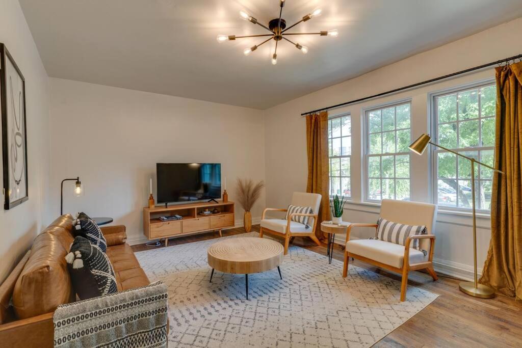 Southern Charmer Close to Broadway Sleeps 8 view 2