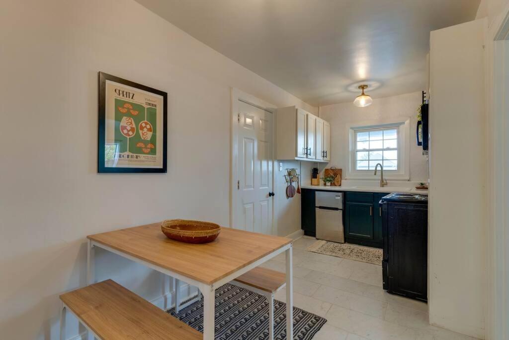 Southern Charmer Close to Broadway Sleeps 8 view 3
