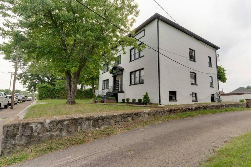 Bohemian Retreat Sleeps 6, two miles from Broadway! view 3