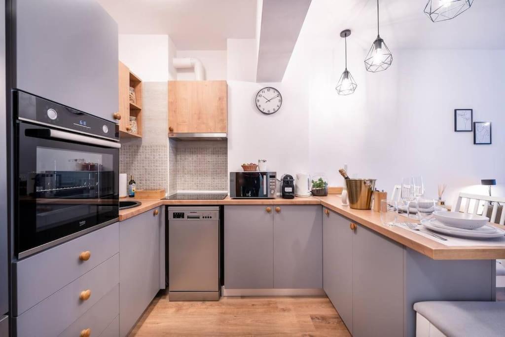 LakeView Cozy Nook - Tennis, UnderGround Parking, Modern, Balcony view 3