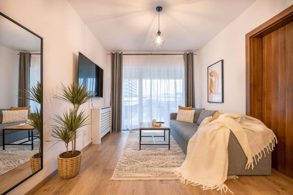 LakeView Cozy Nook - Tennis, UnderGround Parking, Modern, Balcony view 2
