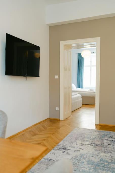 Homey APT 5 min to Belvedere