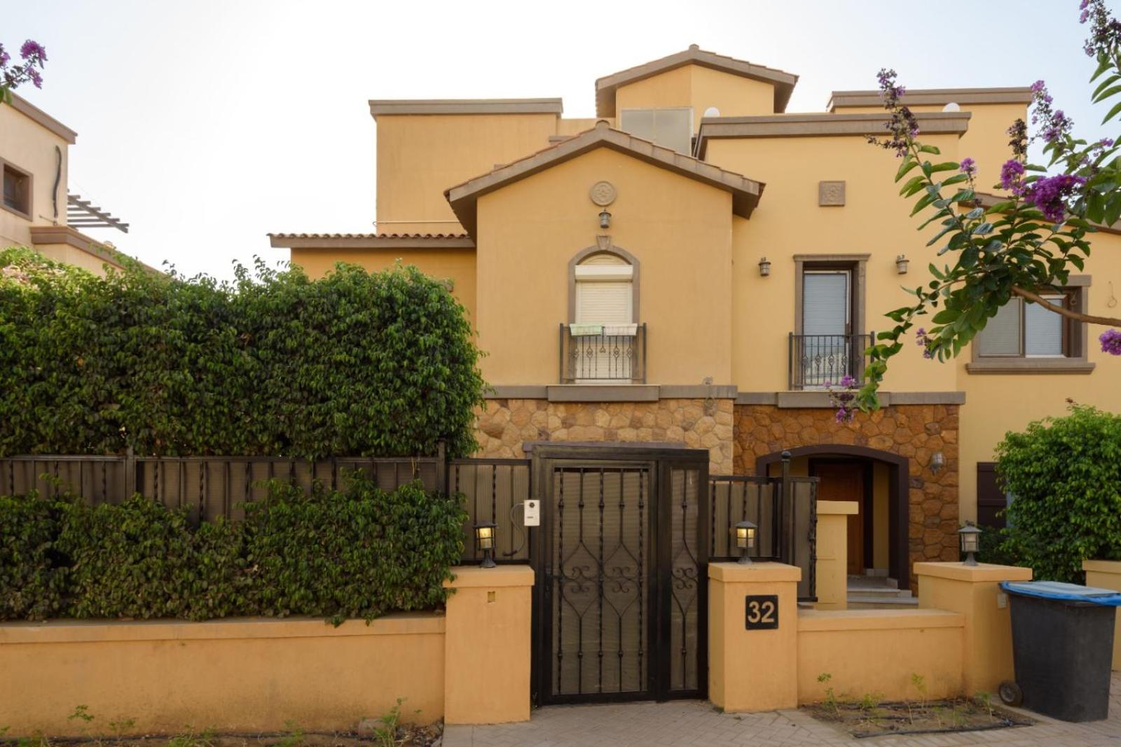 Settle Inn Mivida 3 Bedrooms Villa view 4
