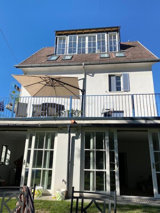 Dachwohnung im Villenviertel