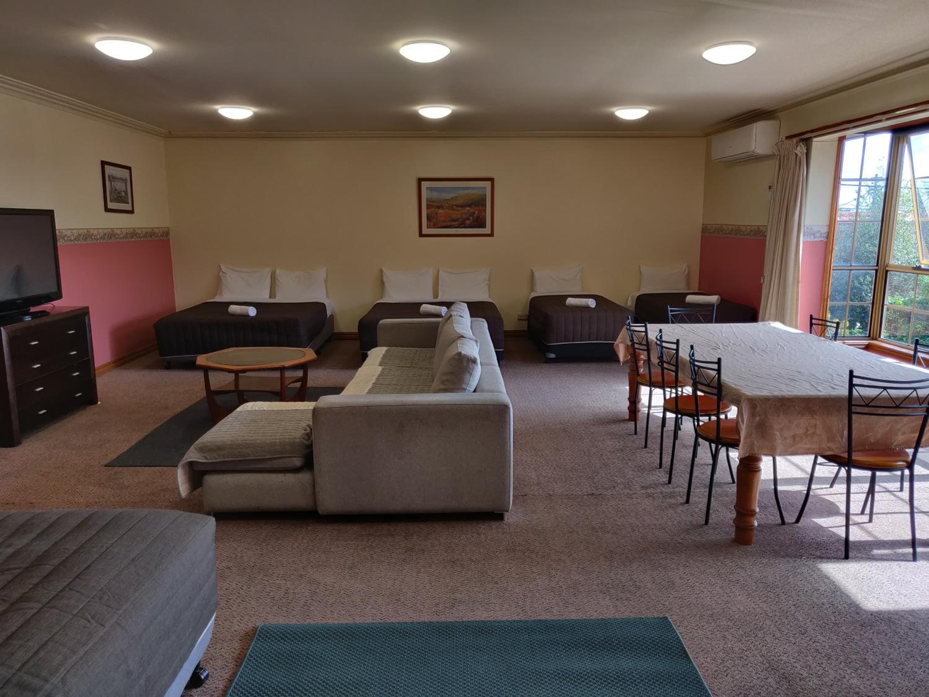 St Georges Motor Inn - Image 2