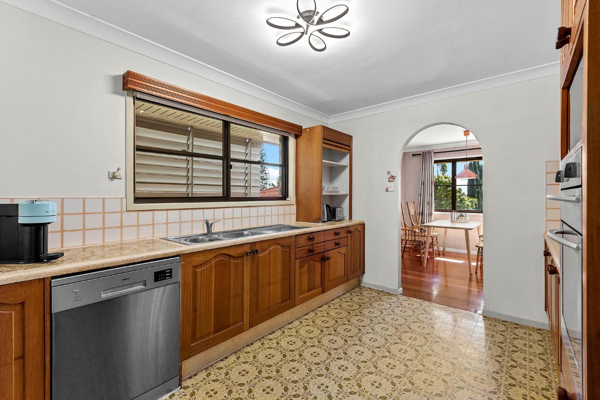 Spacious Upstair Home Comforts 13km from CBD&Airport