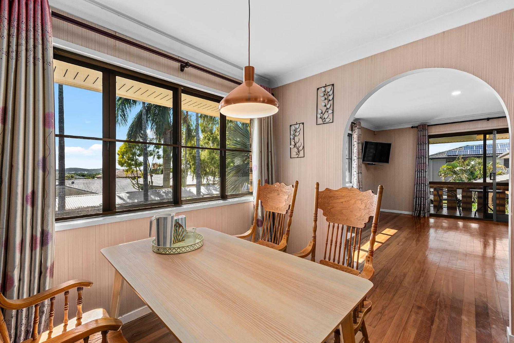 Spacious Upstair Home Comforts 13km from CBD&Airport