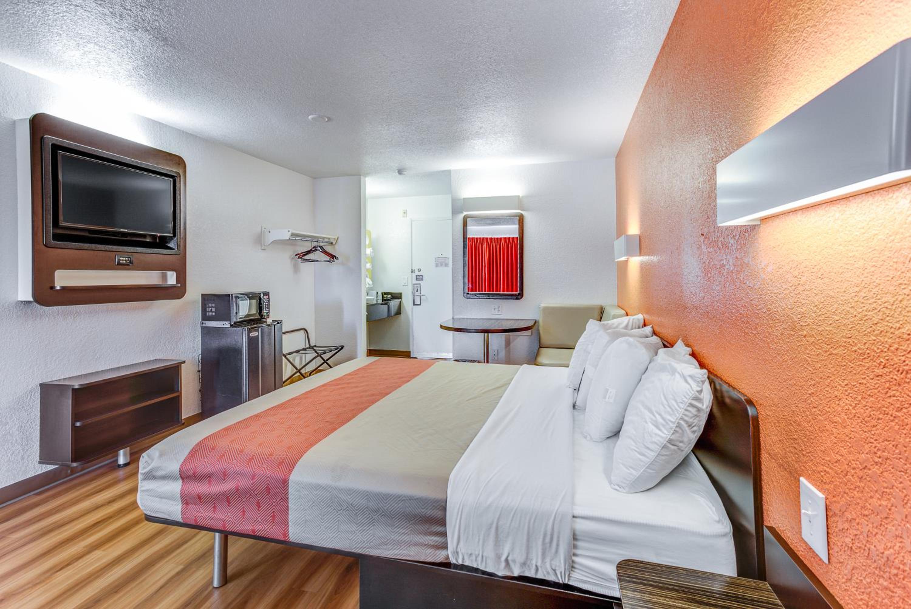 Portland Vacations - Motel 6-Portland, OR - Tigard West - Property Image 2