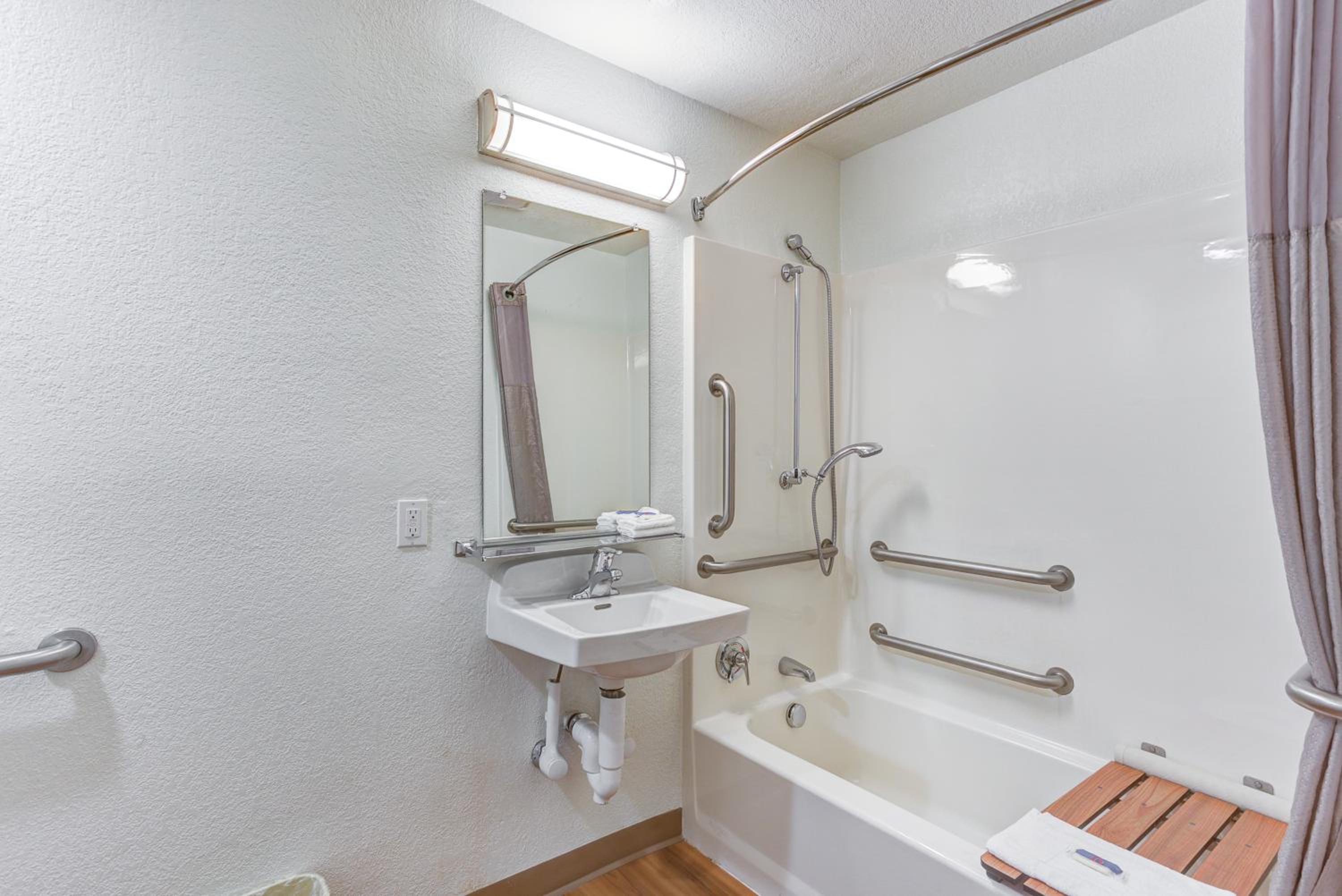 Portland Vacations - Motel 6-Portland, OR - Tigard West - Property Image 3