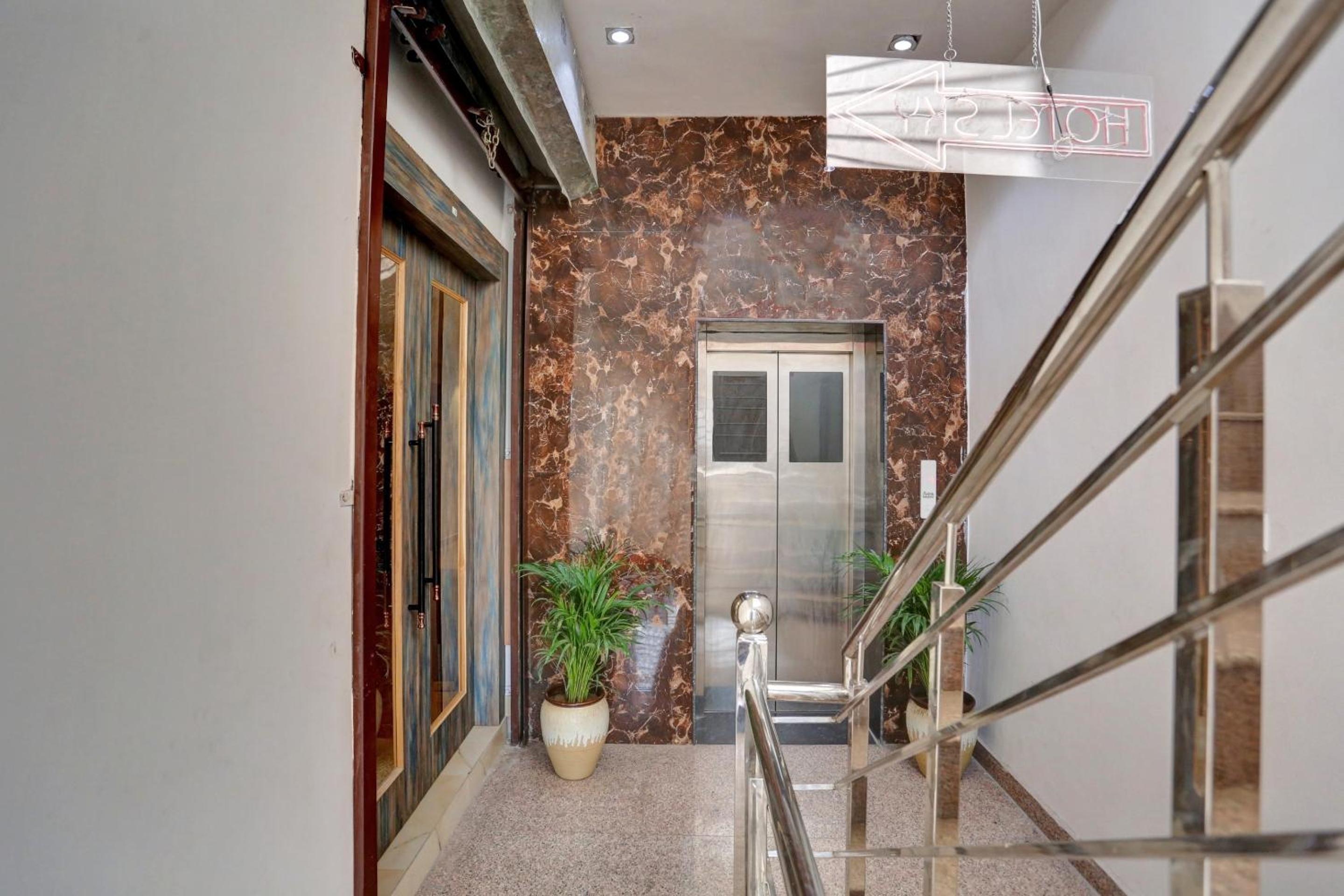 Lobby & Reception