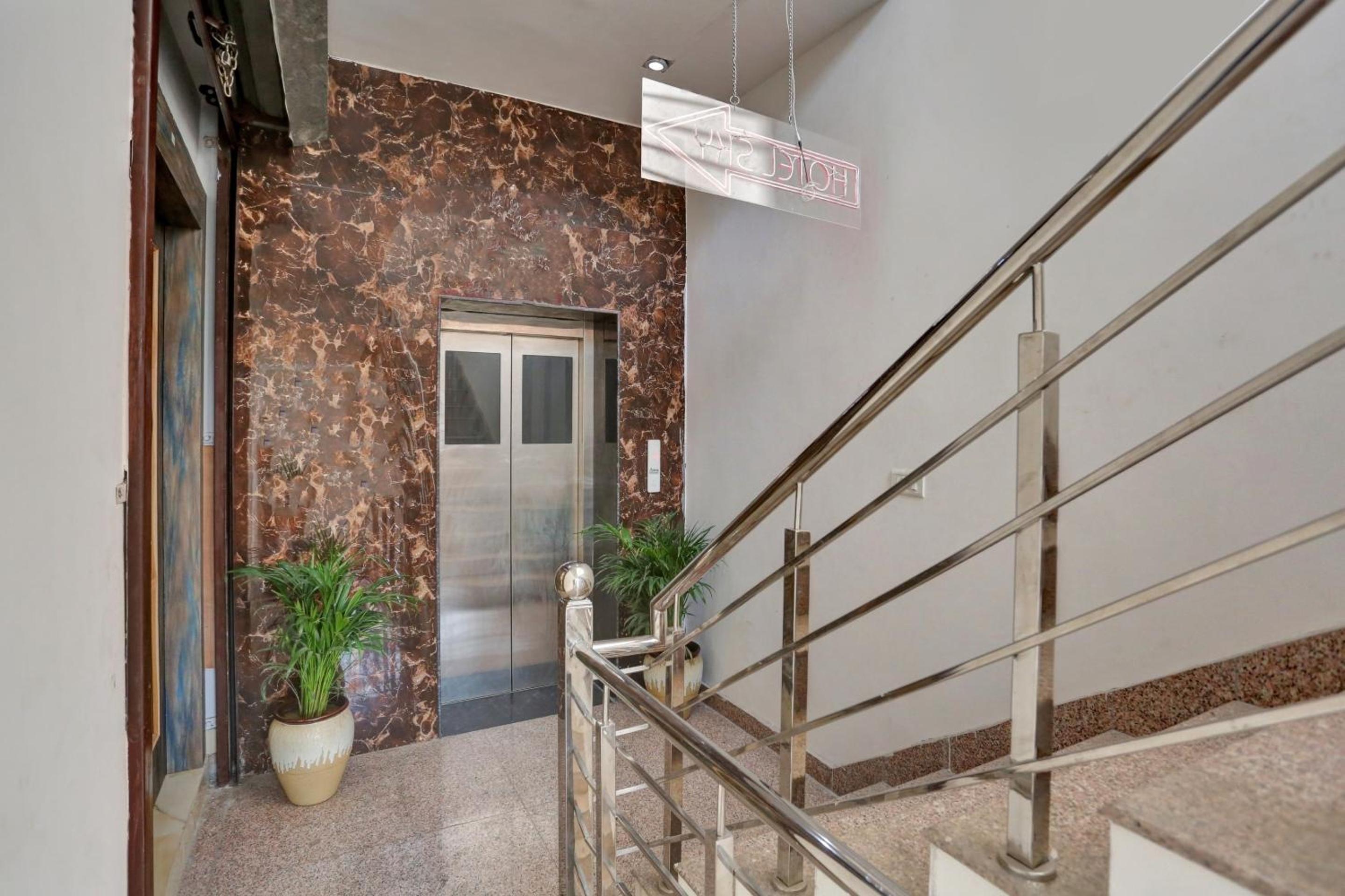 Lobby & Reception