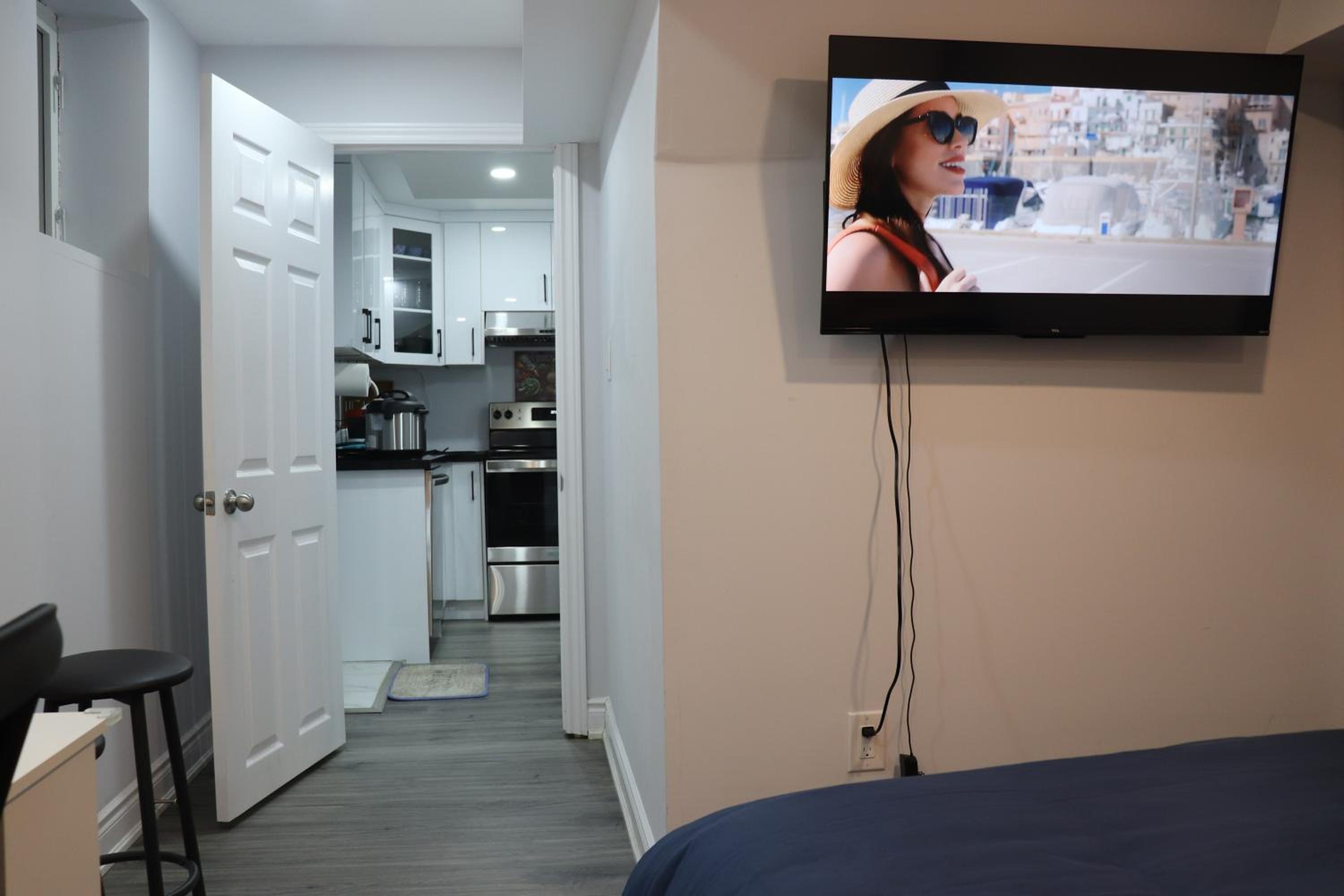 Garden 2 BR Apt - Free Parking Wifi Laundry Workstation