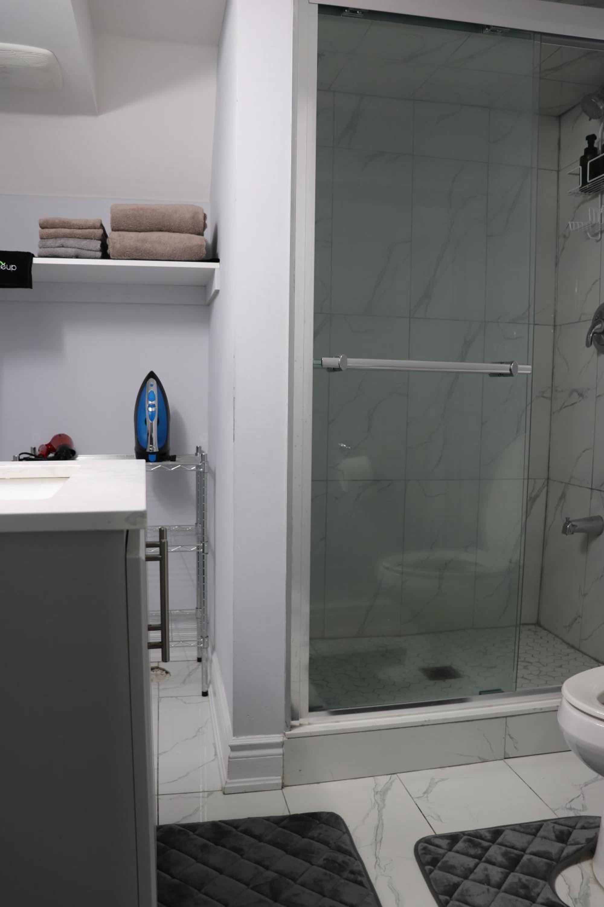 Garden 2 BR Apt - Free Parking Wifi Laundry Workstation
