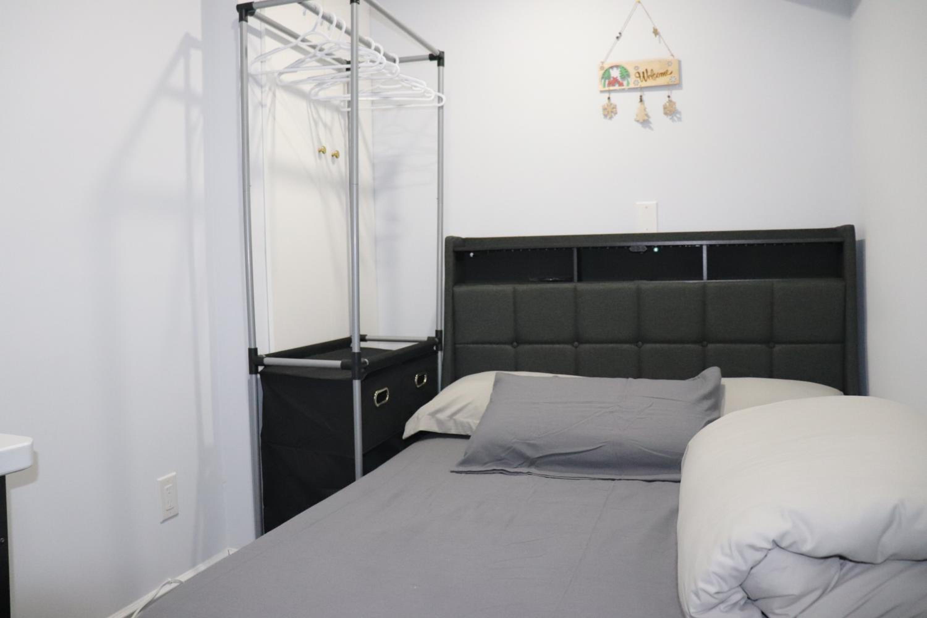 Garden 2 BR Apt - Free Parking Wifi Laundry Workstation