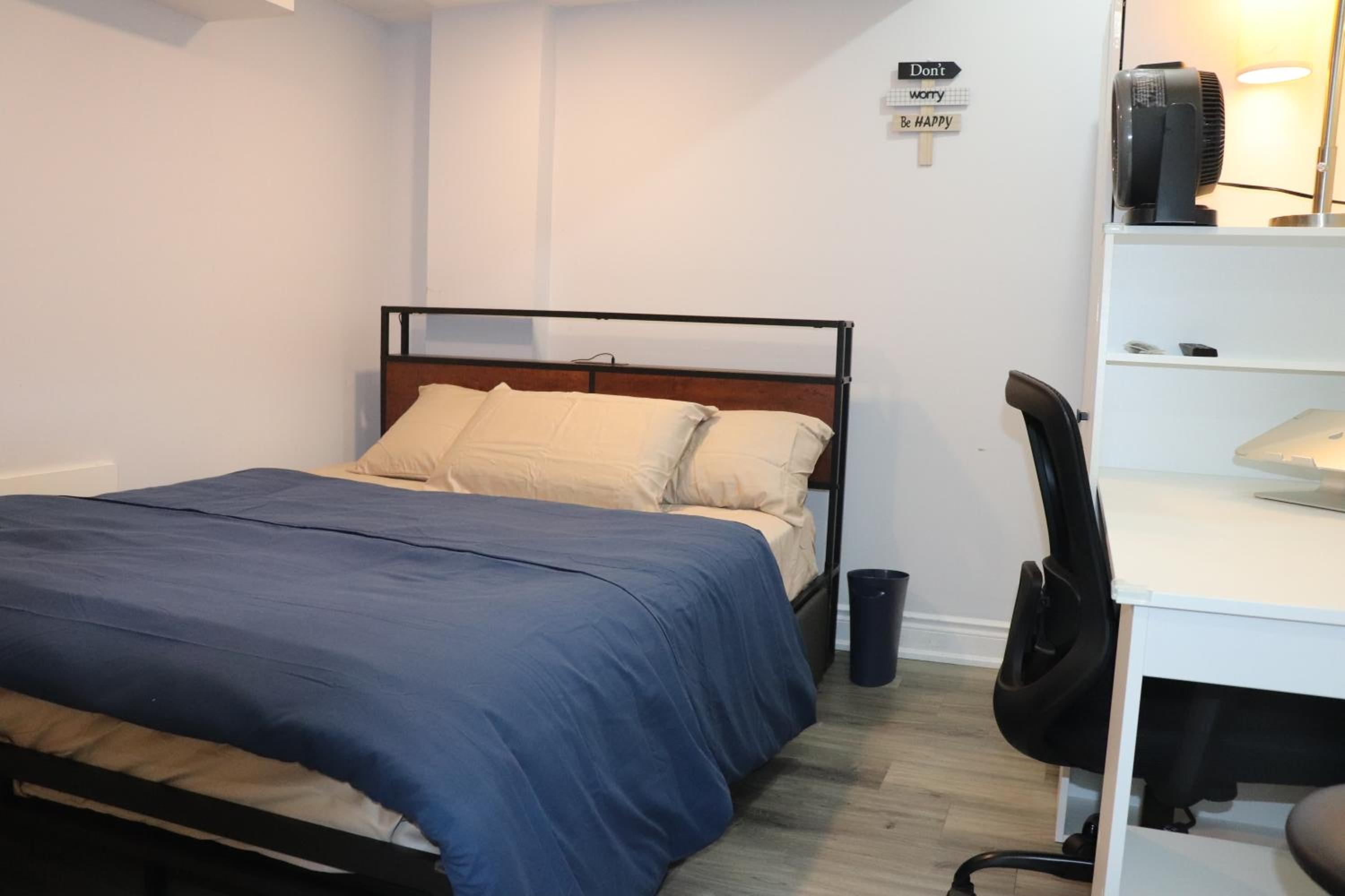 Garden 2 BR Apt - Free Parking Wifi Laundry Workstation