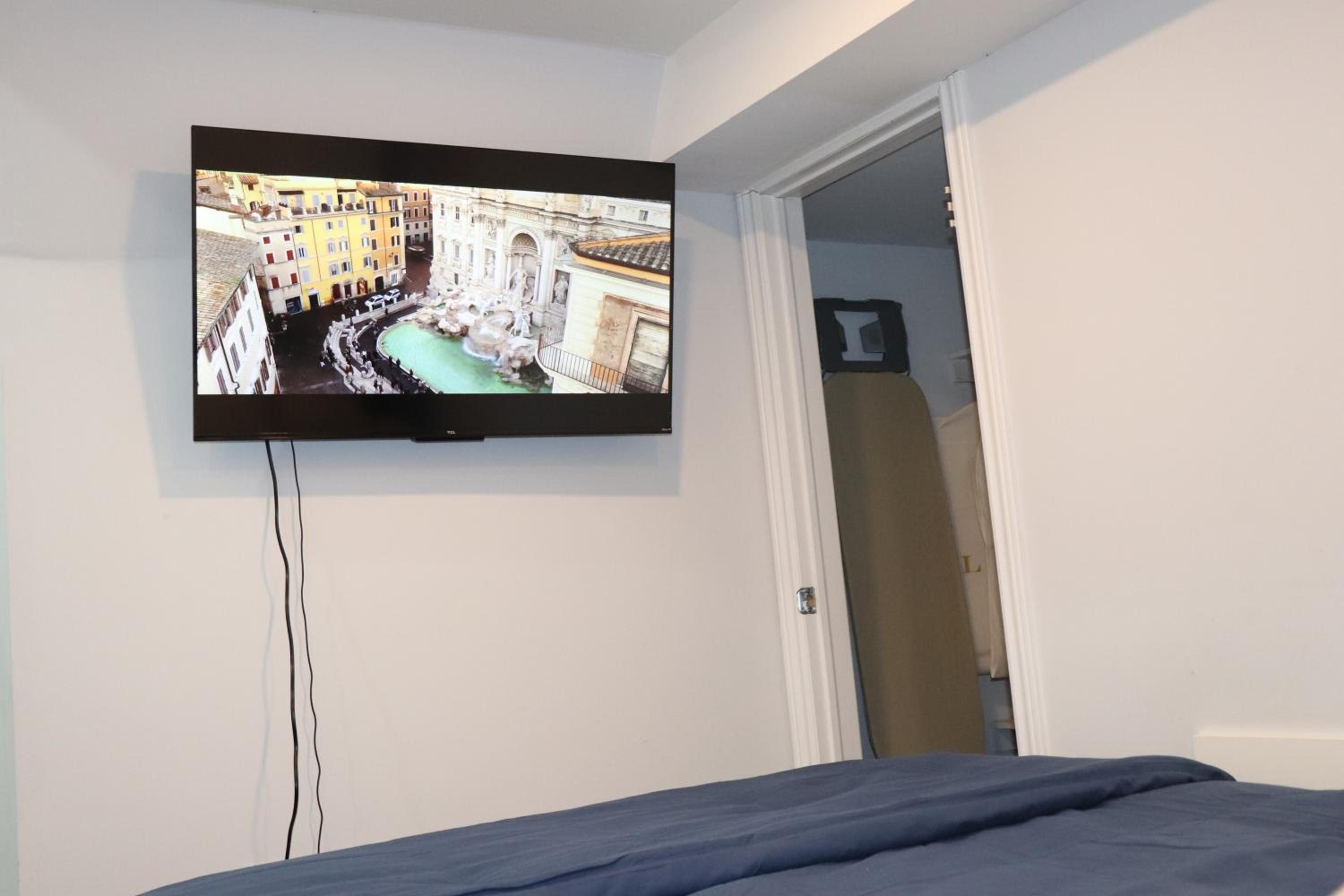 Garden 2 BR Apt - Free Parking Wifi Laundry Workstation