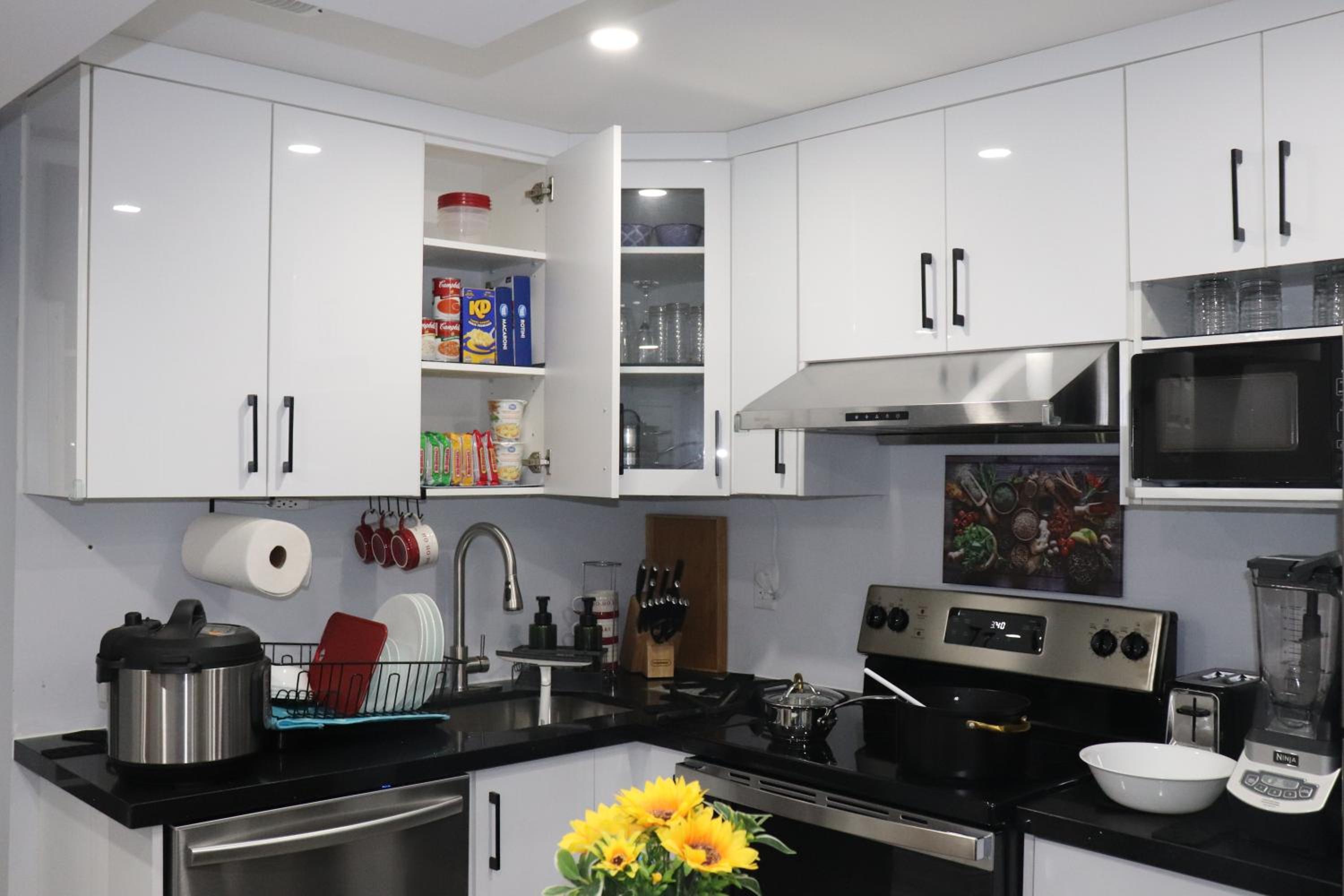 Garden 2 BR Apt - Free Parking Wifi Laundry Workstation