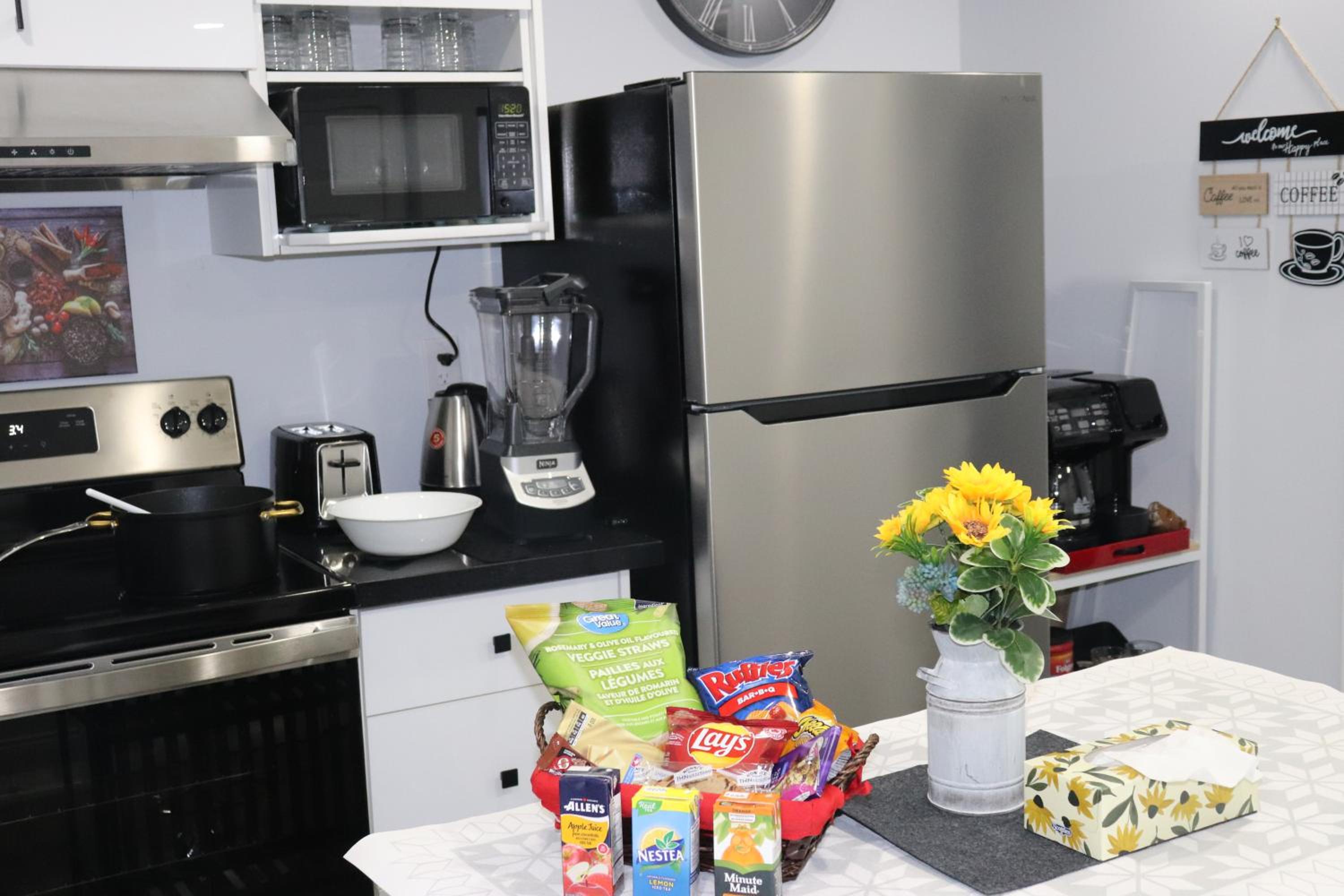 Garden 2 BR Apt - Free Parking Wifi Laundry Workstation