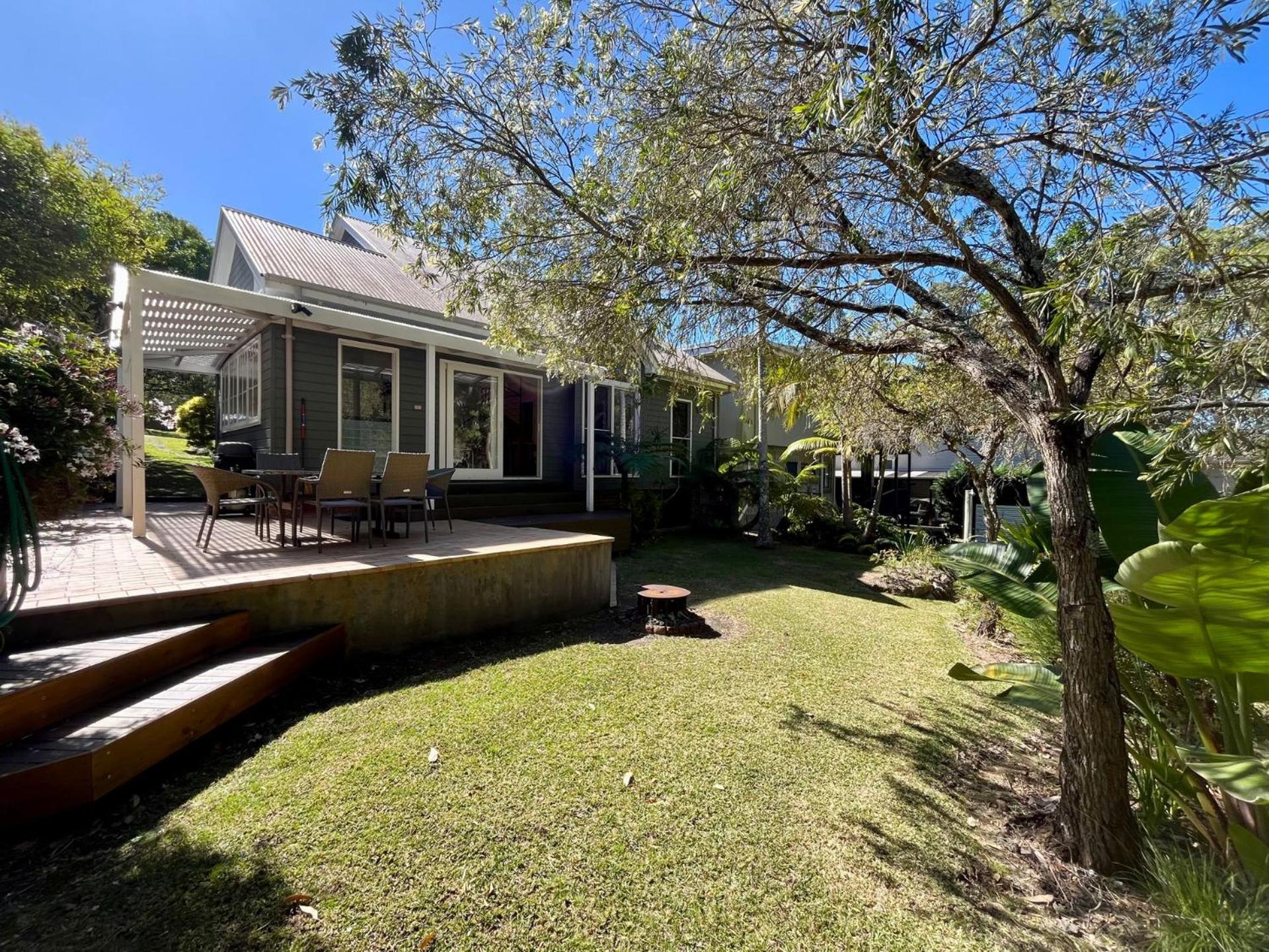 Phinneys Holiday Cottage100 m to Hyams Beach - Free Wifi