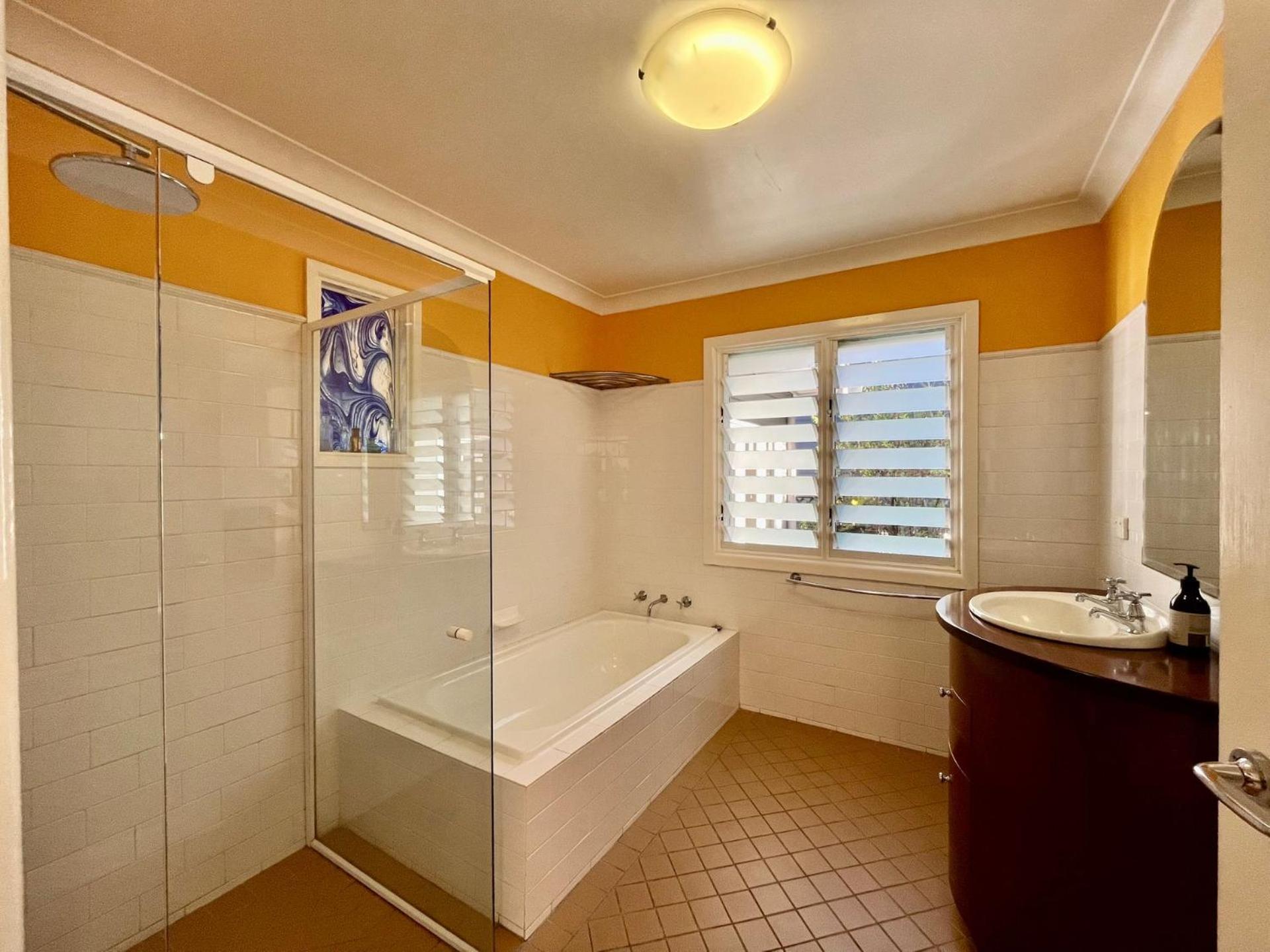 Phinneys Holiday Cottage100 m to Hyams Beach - Free Wifi