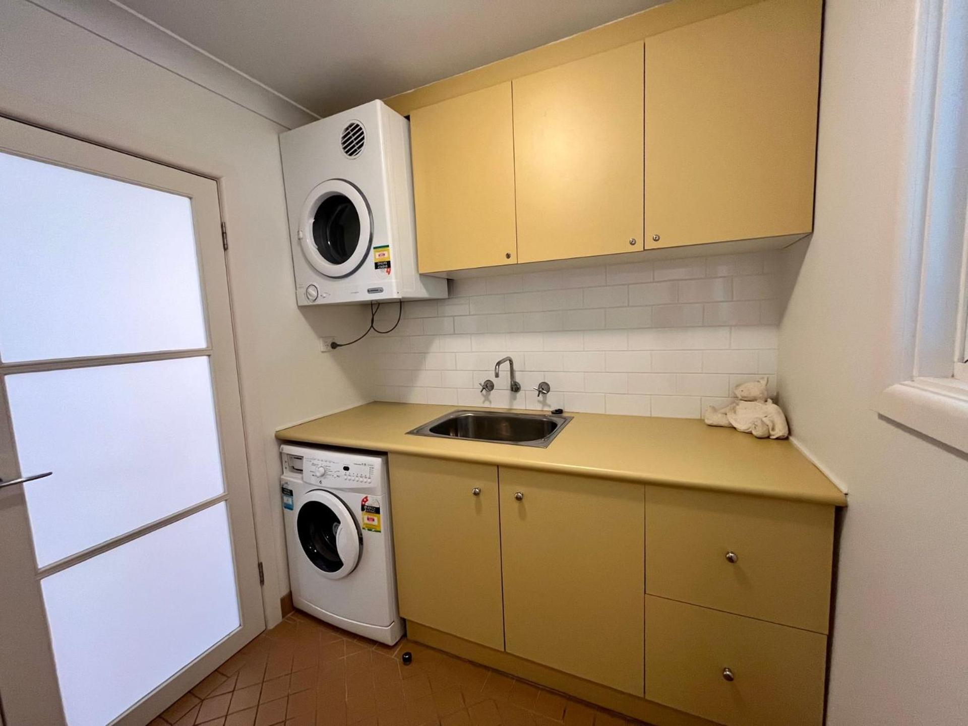 Phinneys Holiday Cottage100 m to Hyams Beach - Free Wifi