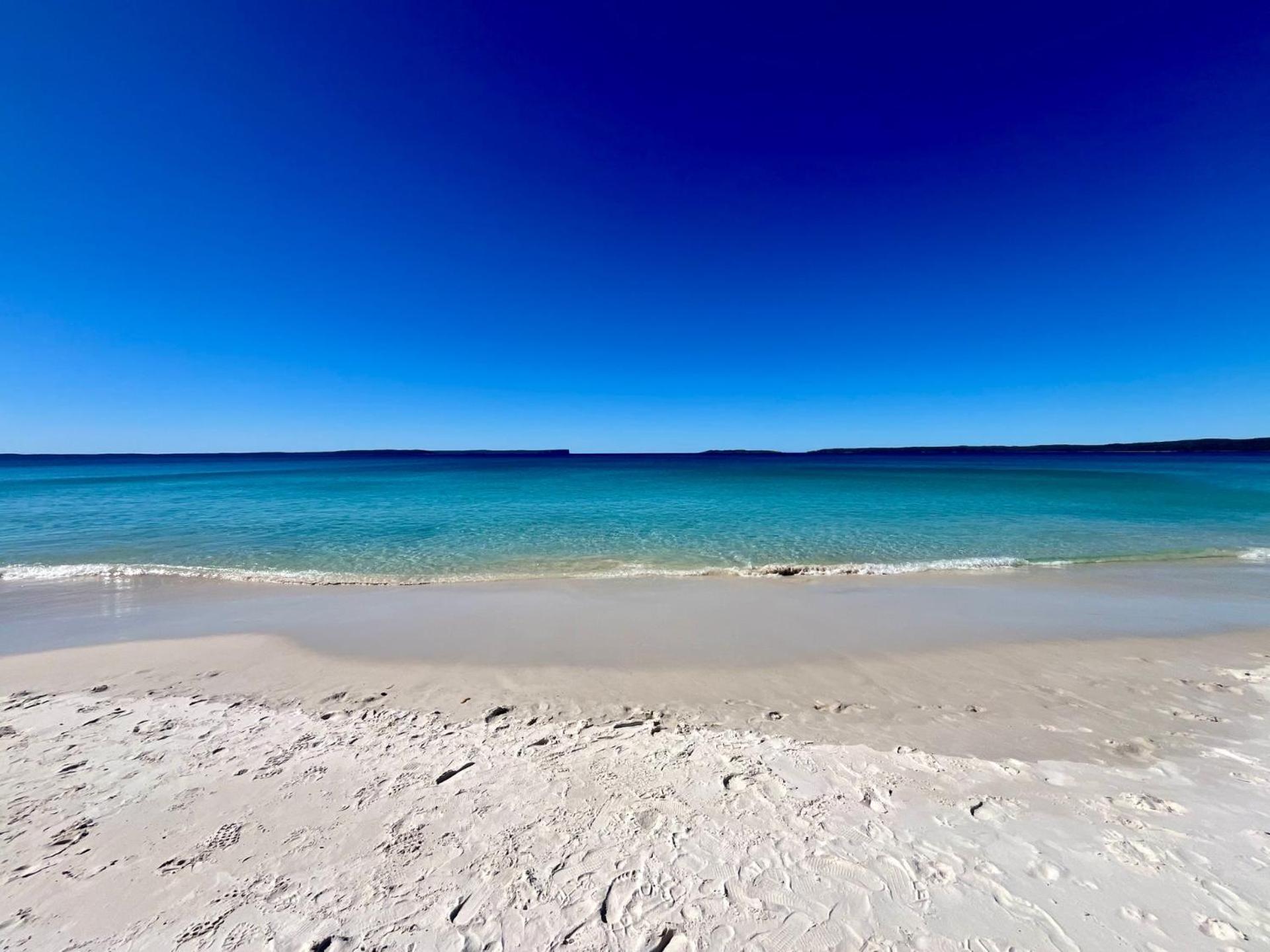 Phinneys Holiday Cottage100 m to Hyams Beach - Free Wifi