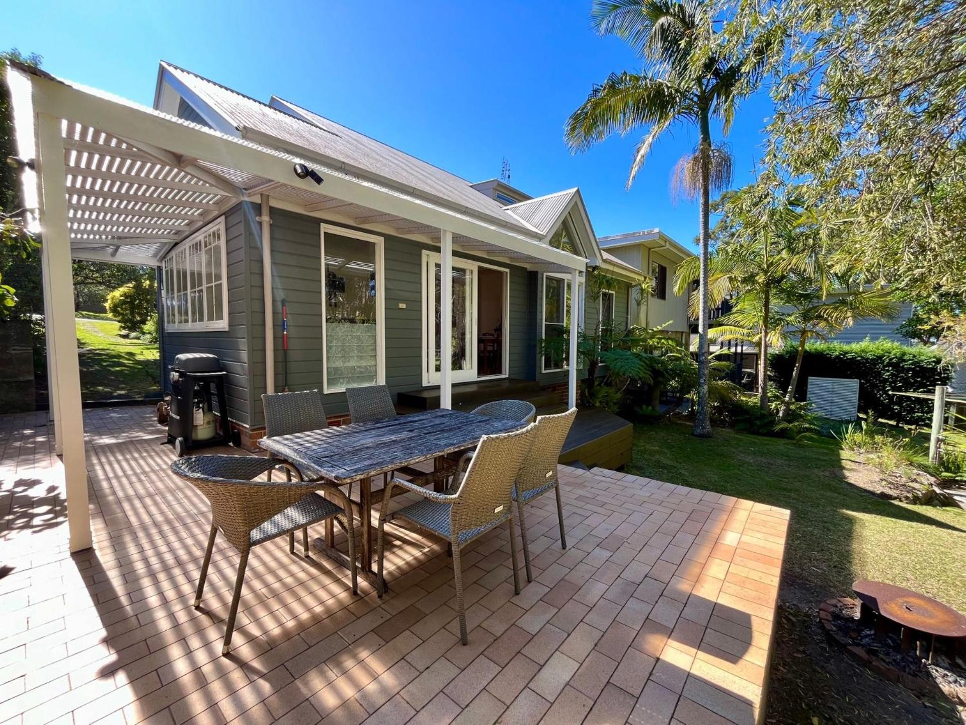 Phinneys Holiday Cottage100 m to Hyams Beach - Free Wifi