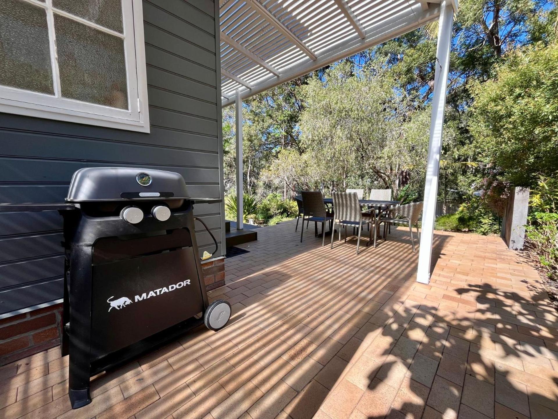 Phinneys Holiday Cottage100 m to Hyams Beach - Free Wifi