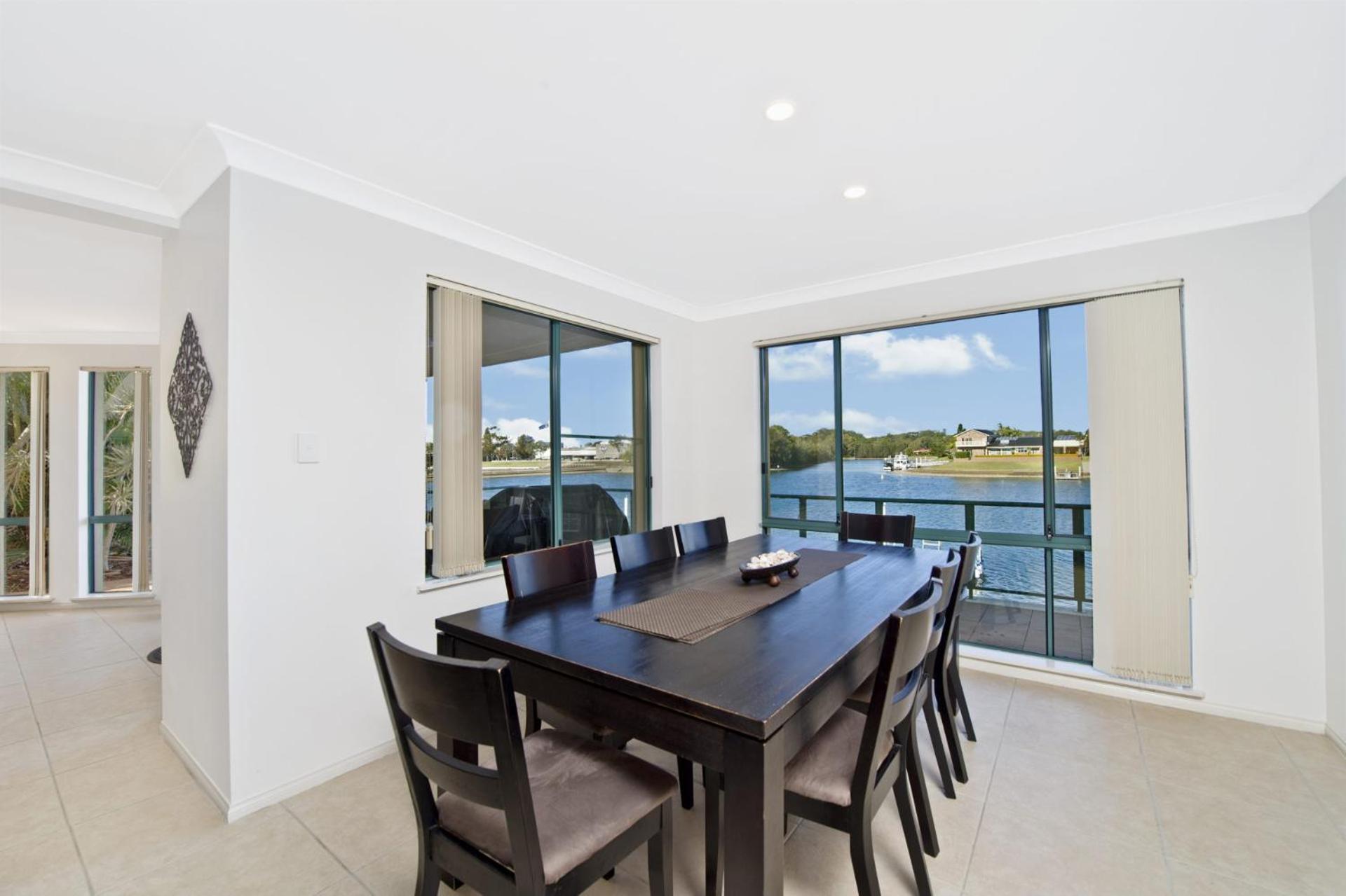 Dolphins 2 7 Commodore Crescent