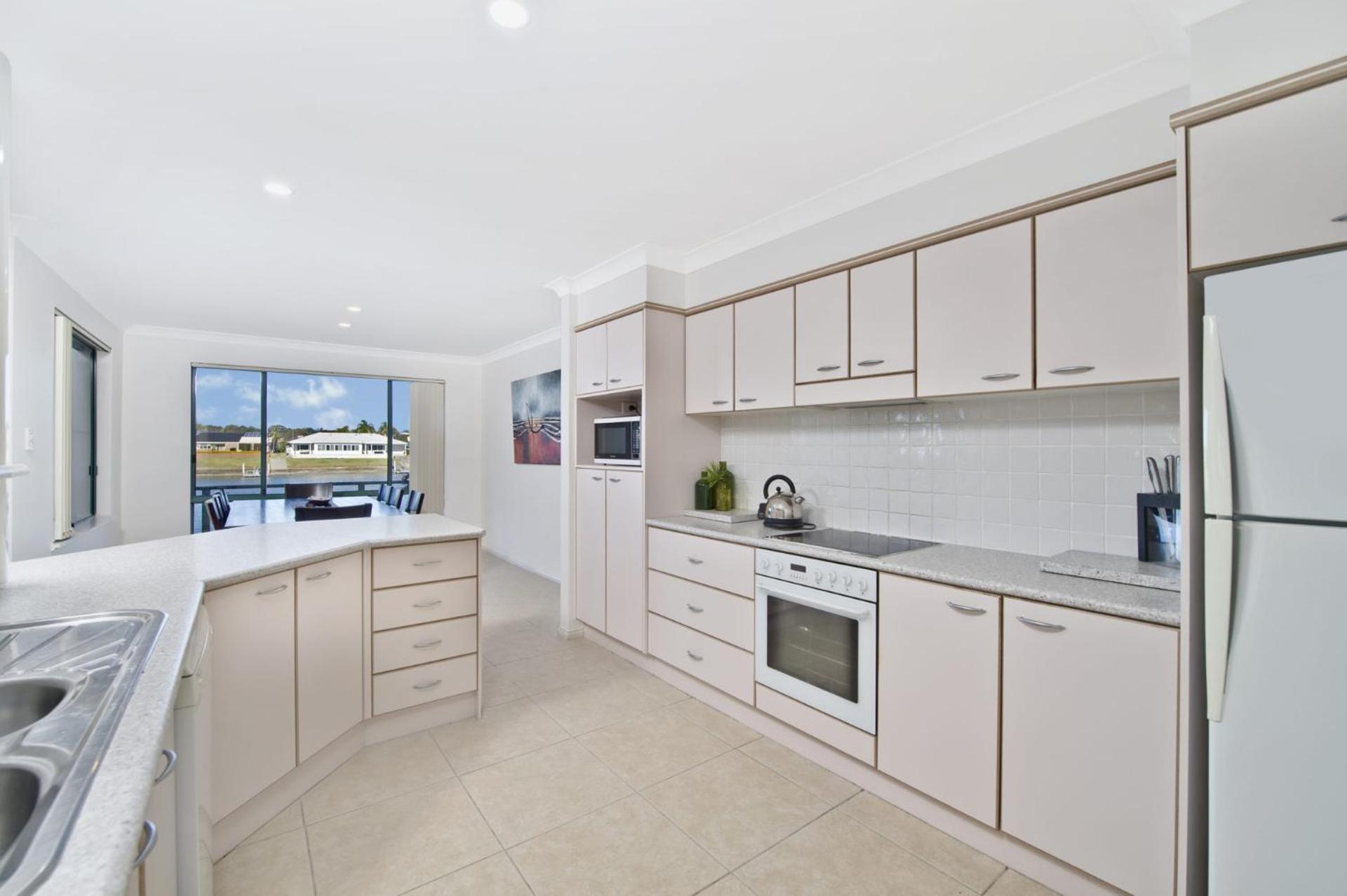 Dolphins 2 7 Commodore Crescent