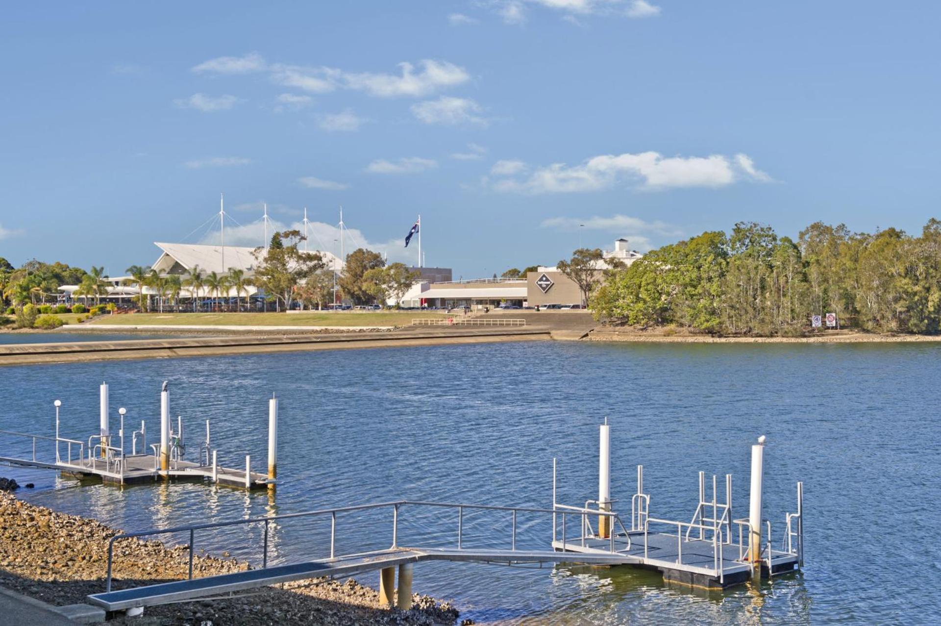 Dolphins 2 7 Commodore Crescent