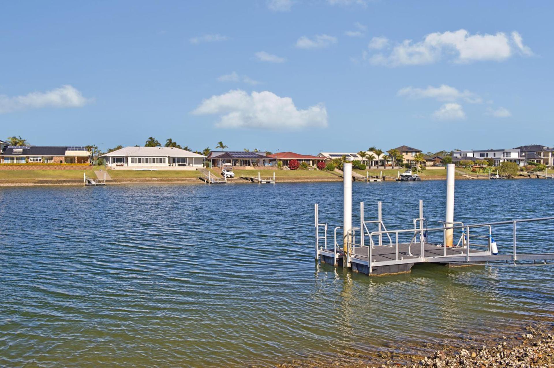 Dolphins 2 7 Commodore Crescent