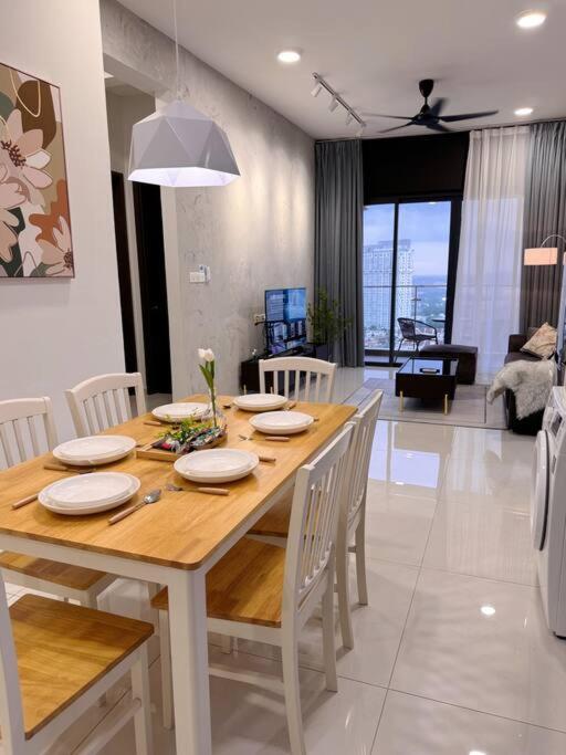 Unblocked Sea & City Views FOC Netflix Access and Youtube Premium 3Beds3Bath 6-11pax