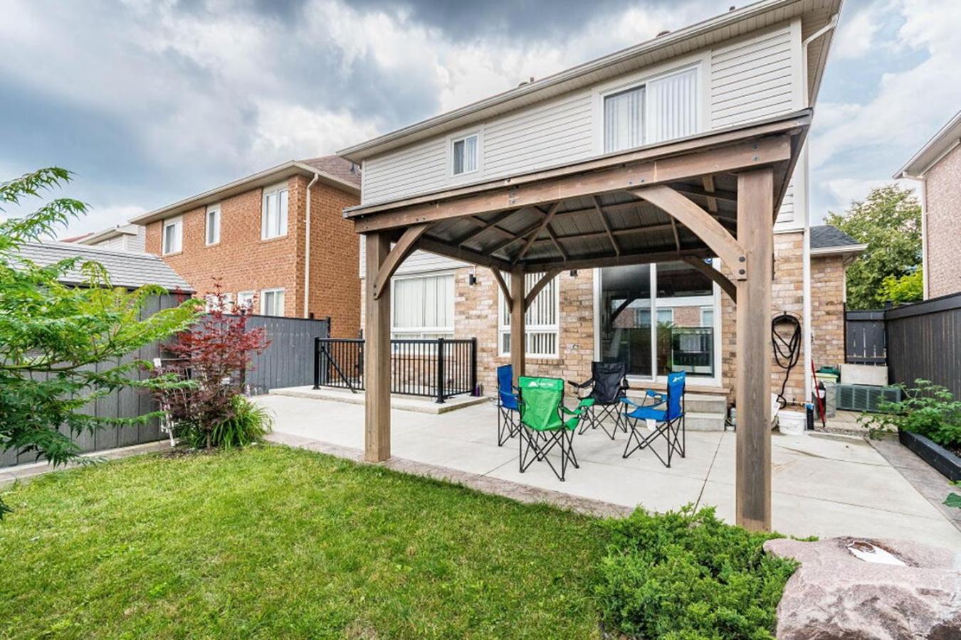 Garden 2 BR Apt - Free Parking Wifi Laundry Workstation