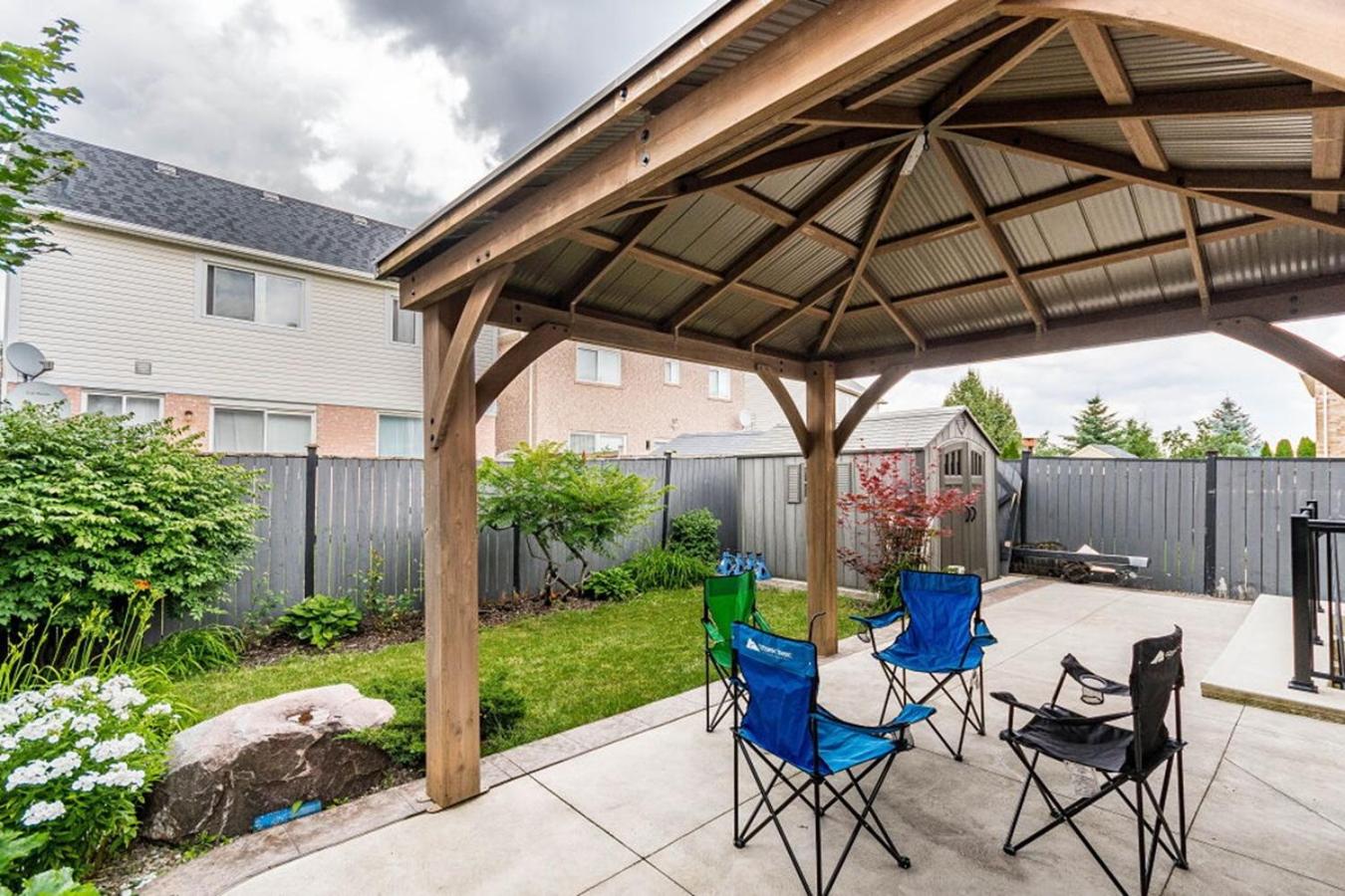 Garden 2 BR Apt - Free Parking Wifi Laundry Workstation