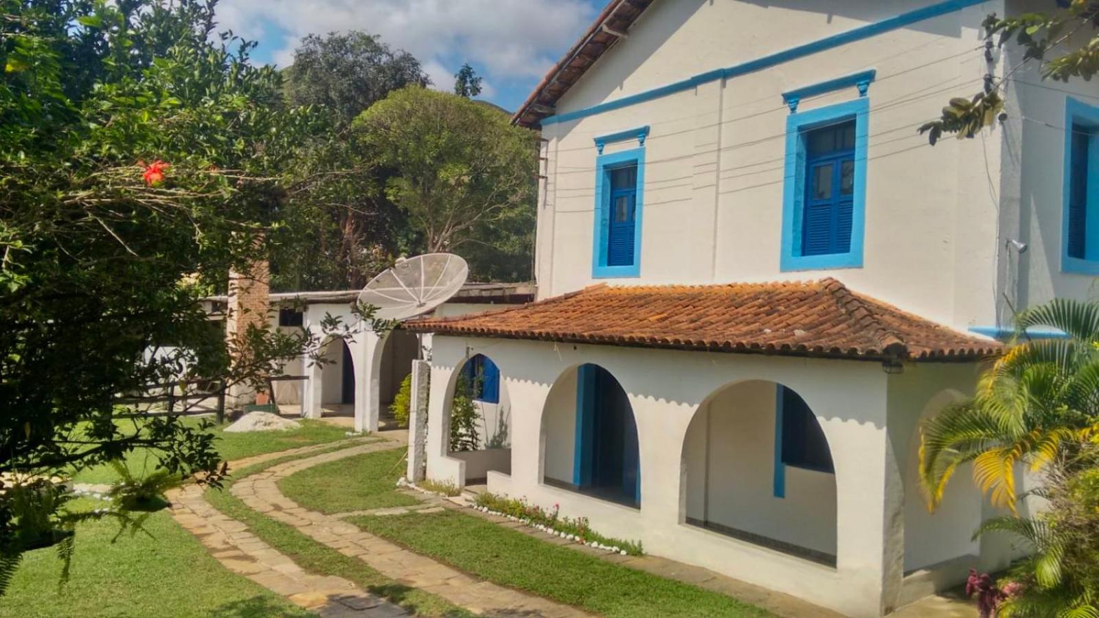 Casarão Miguel Pereira - Refúgio na Natureza com Lareira Externa, Piscina, Fondue e Amplo Jardim - 12 Min do Parque Terra dos Dinos