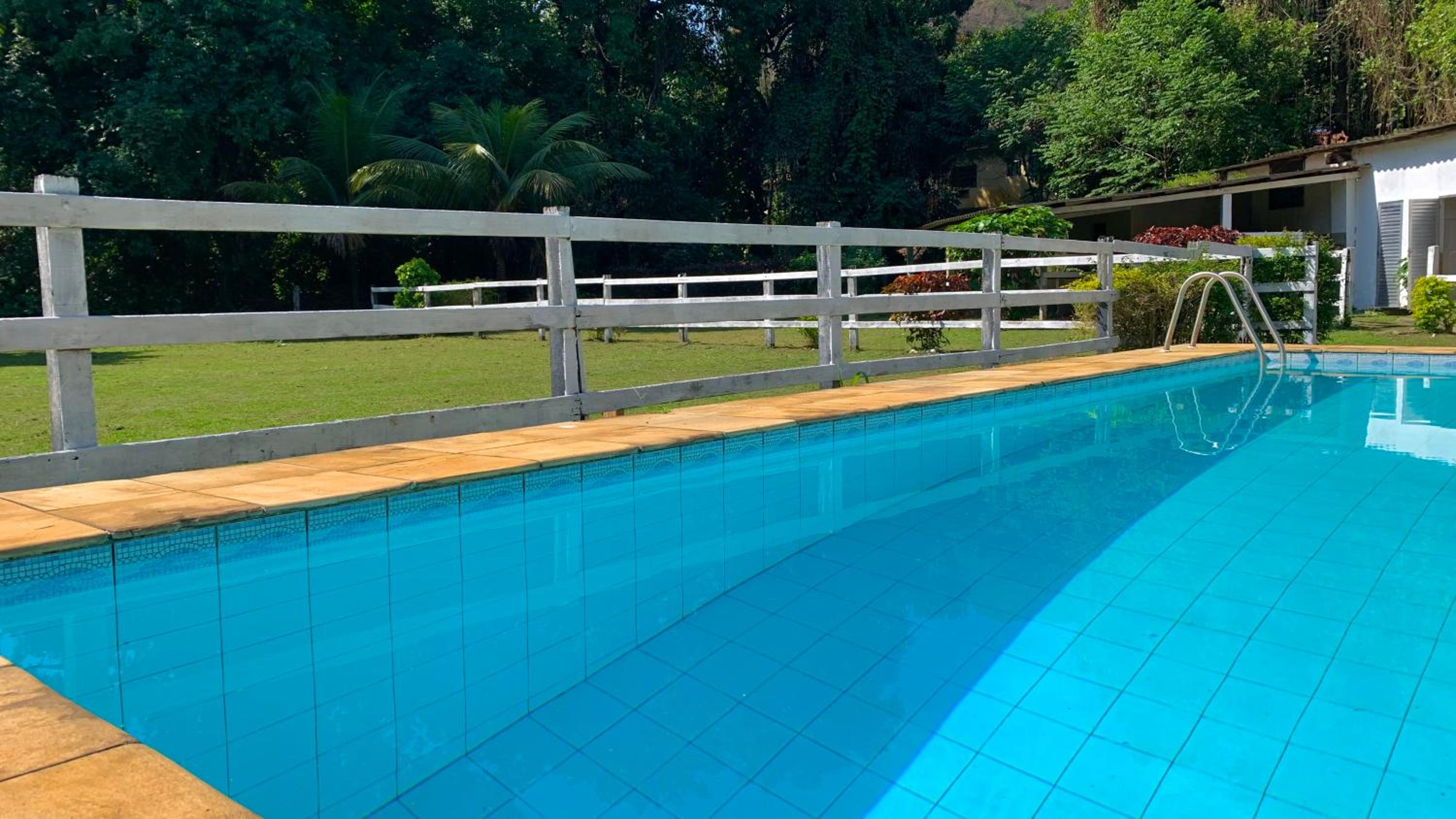 Casarão Miguel Pereira - Refúgio na Natureza com Lareira Externa, Piscina, Fondue e Amplo Jardim - 12 Min do Parque Terra dos Dinos