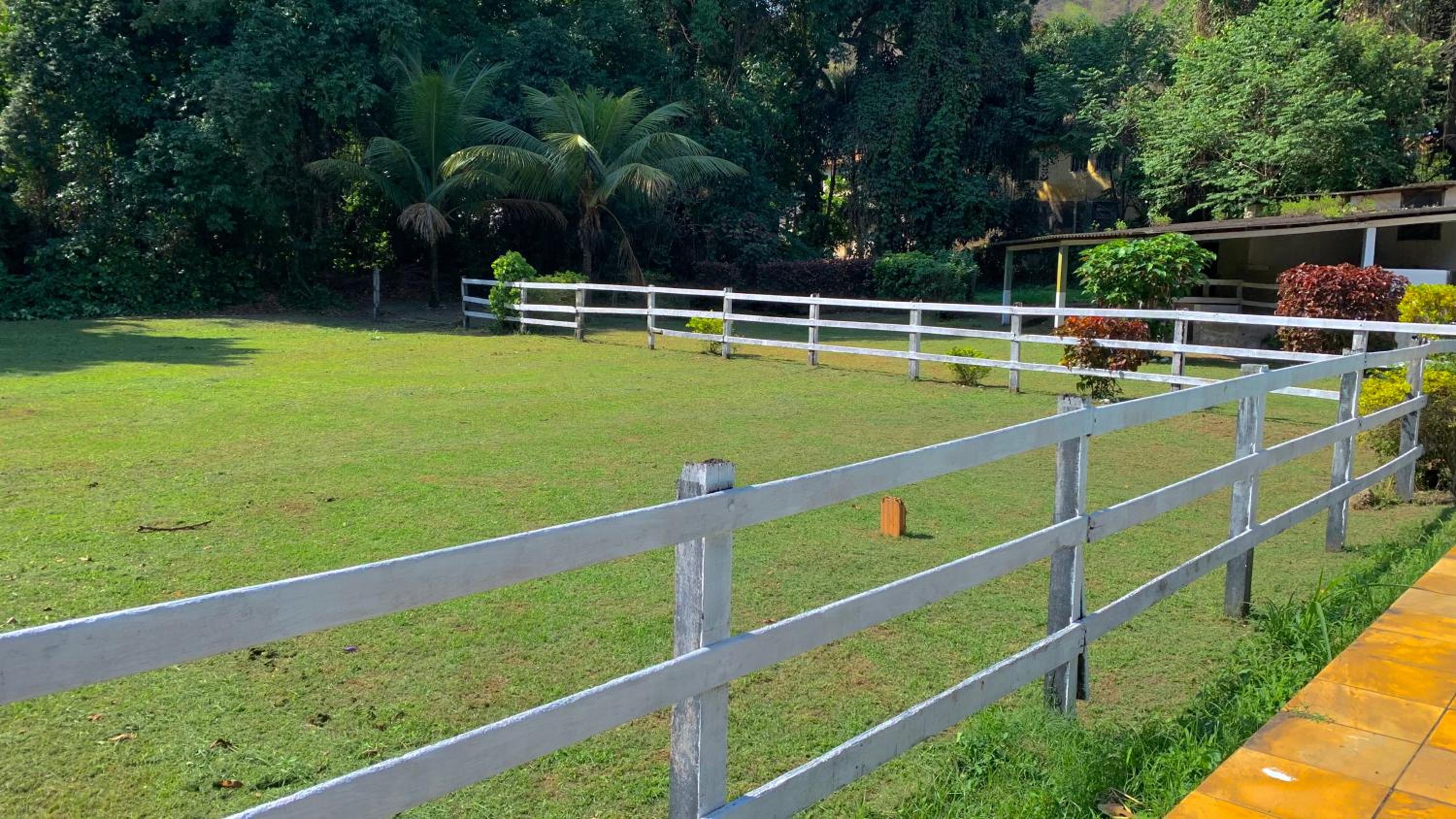 Casarão Miguel Pereira - Refúgio na Natureza com Lareira Externa, Piscina, Fondue e Amplo Jardim - 12 Min do Parque Terra dos Dinos