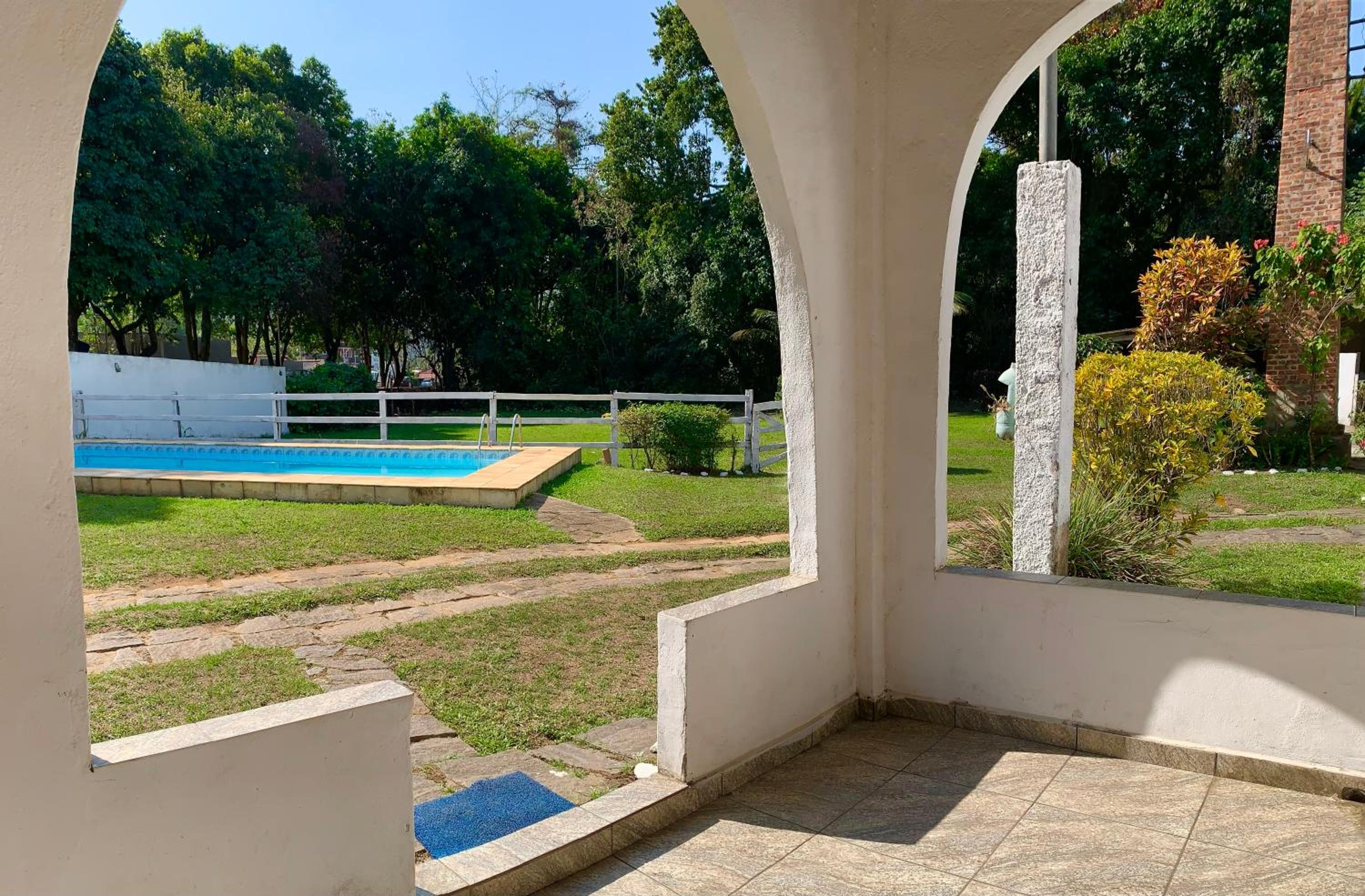 Casarão Miguel Pereira - Refúgio na Natureza com Lareira Externa, Piscina, Fondue e Amplo Jardim - 12 Min do Parque Terra dos Dinos